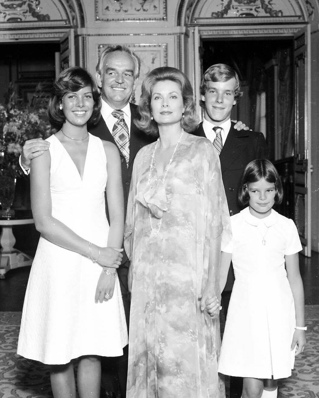 La princesa Grace, el príncipe Rainiero, el príncipe Alberto, la princesa Carolina y la princesa Estefanía de Mónaco, fotografiados en el Palacio del Príncipe (Foto: Instagram @forgracekelly)