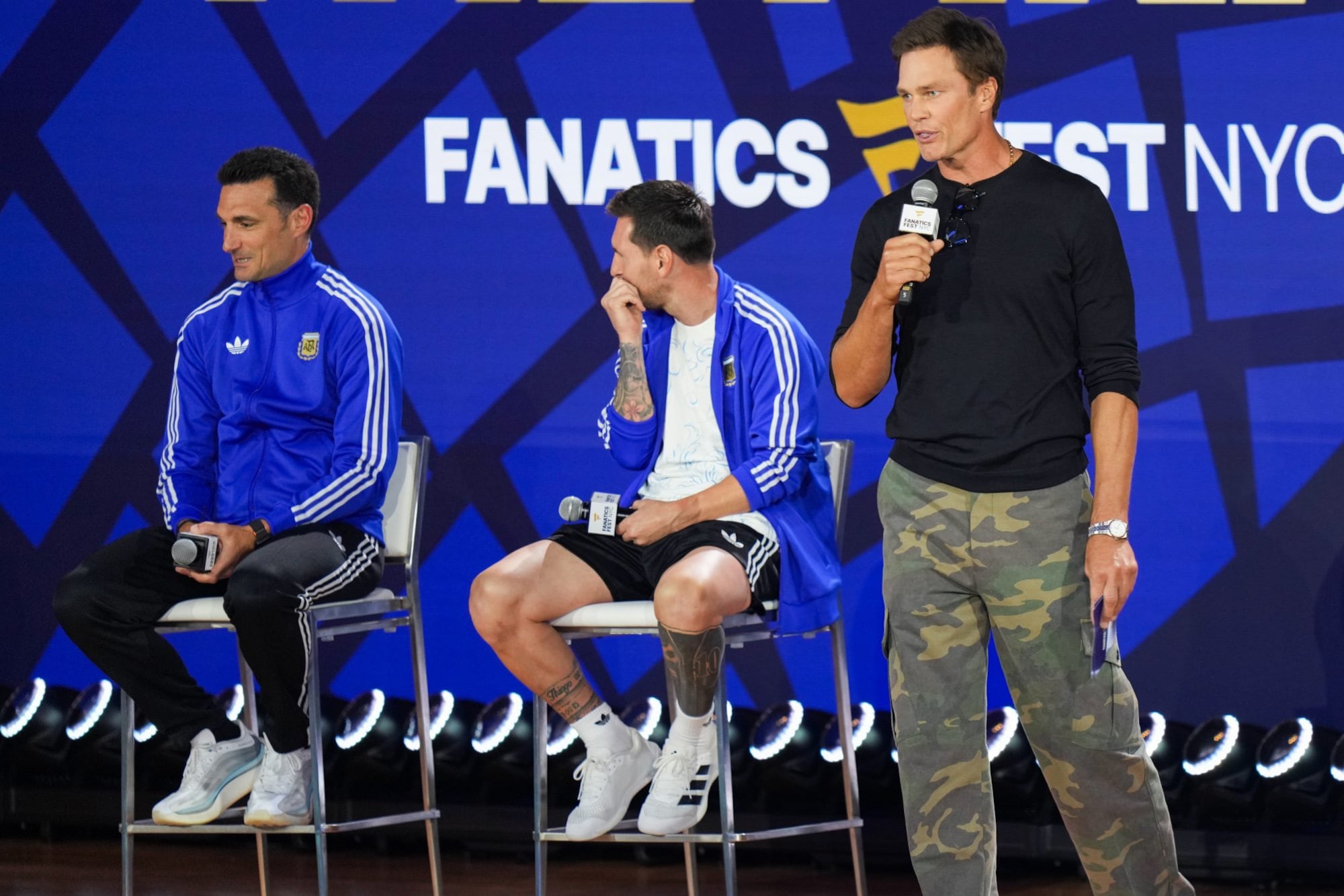 El capitán de la selección argentina, Lionel Messi, junto al director técnico, Lionel Scaolini, y el astro del fútbol americano, Tom Brady