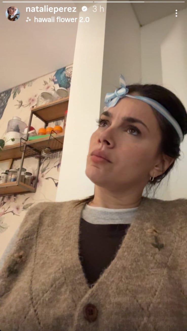 Natalie Pérez compartió una foto en la que se la ve con una cinta celeste y blanca en la cabeza