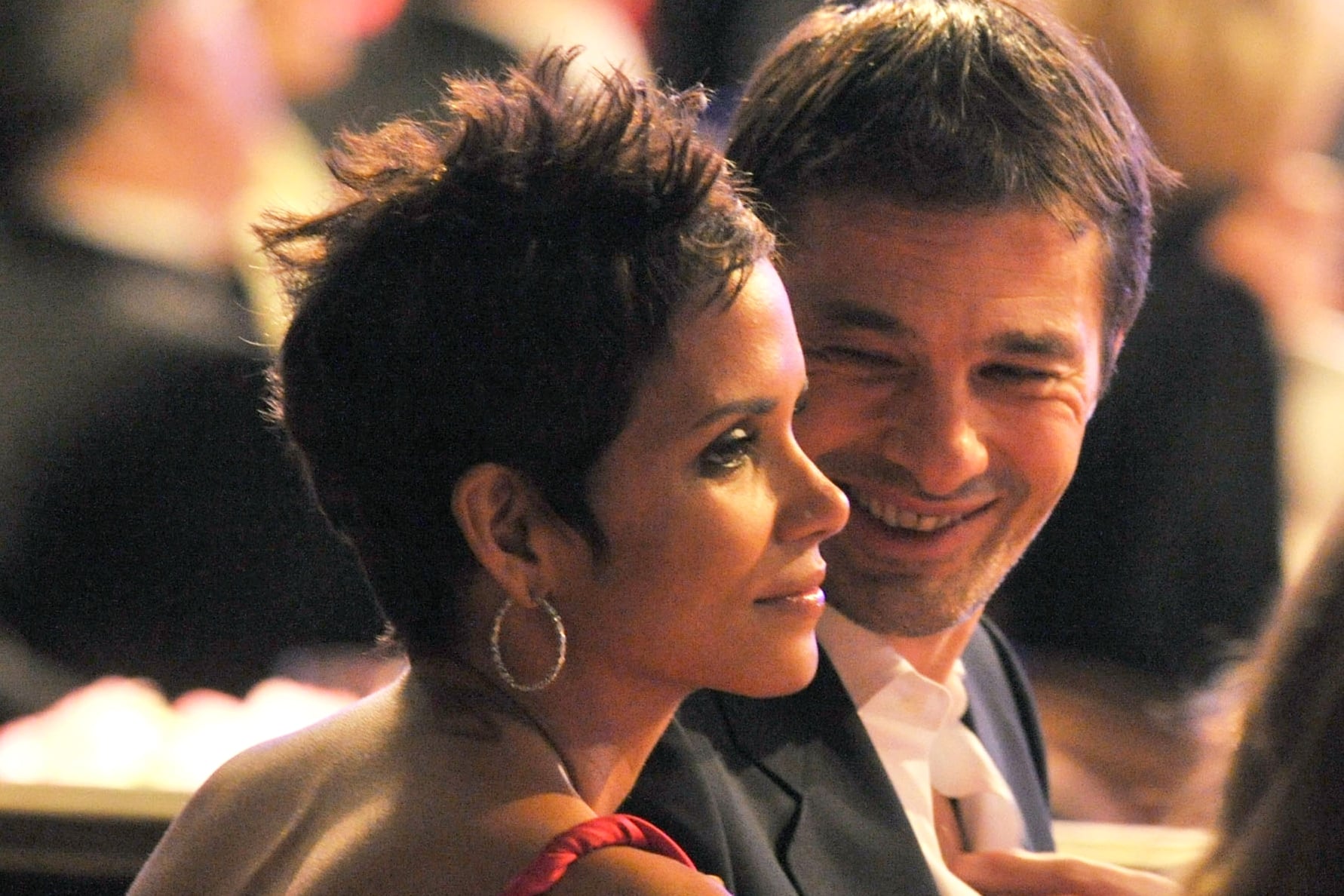 Oliver Martínez y Halle Berry durante sus primeros años juntos, en un cóctel en Beverly Hills