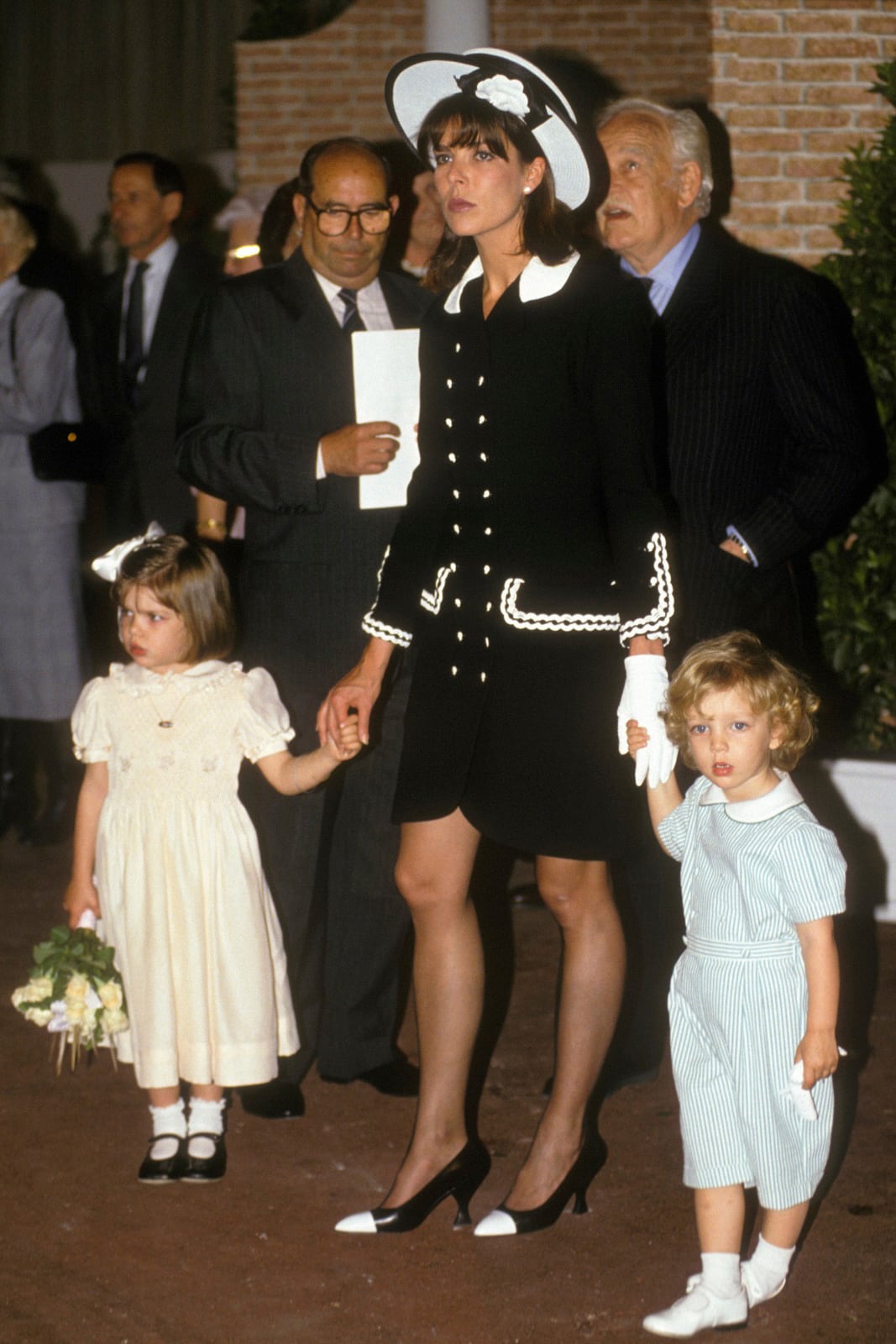 El mismo abrigo-vestido fue usado por su mamá en 1990 durante la 23a edición del Concurso Internacional de Ramos de Mónaco. En aquella oportunidad, Carolina lo accesorizó con guantes, stilettos bicolor y sombrero decorado con una icónica camelia de la maison