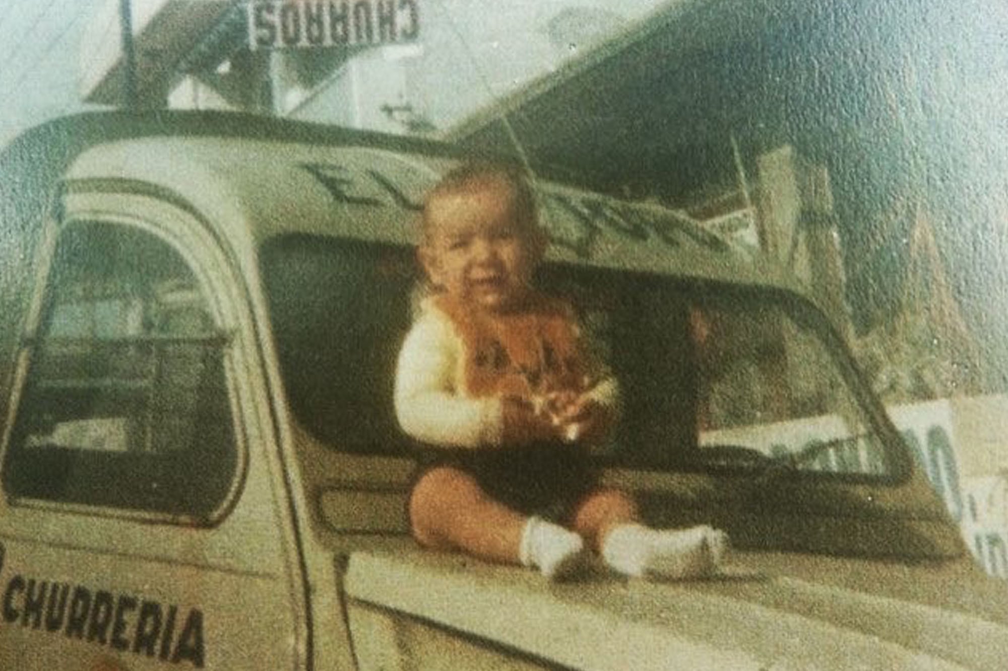 Juan Manuel, en el Citroen en el que los padres hacían el reparto, a principio de los 80