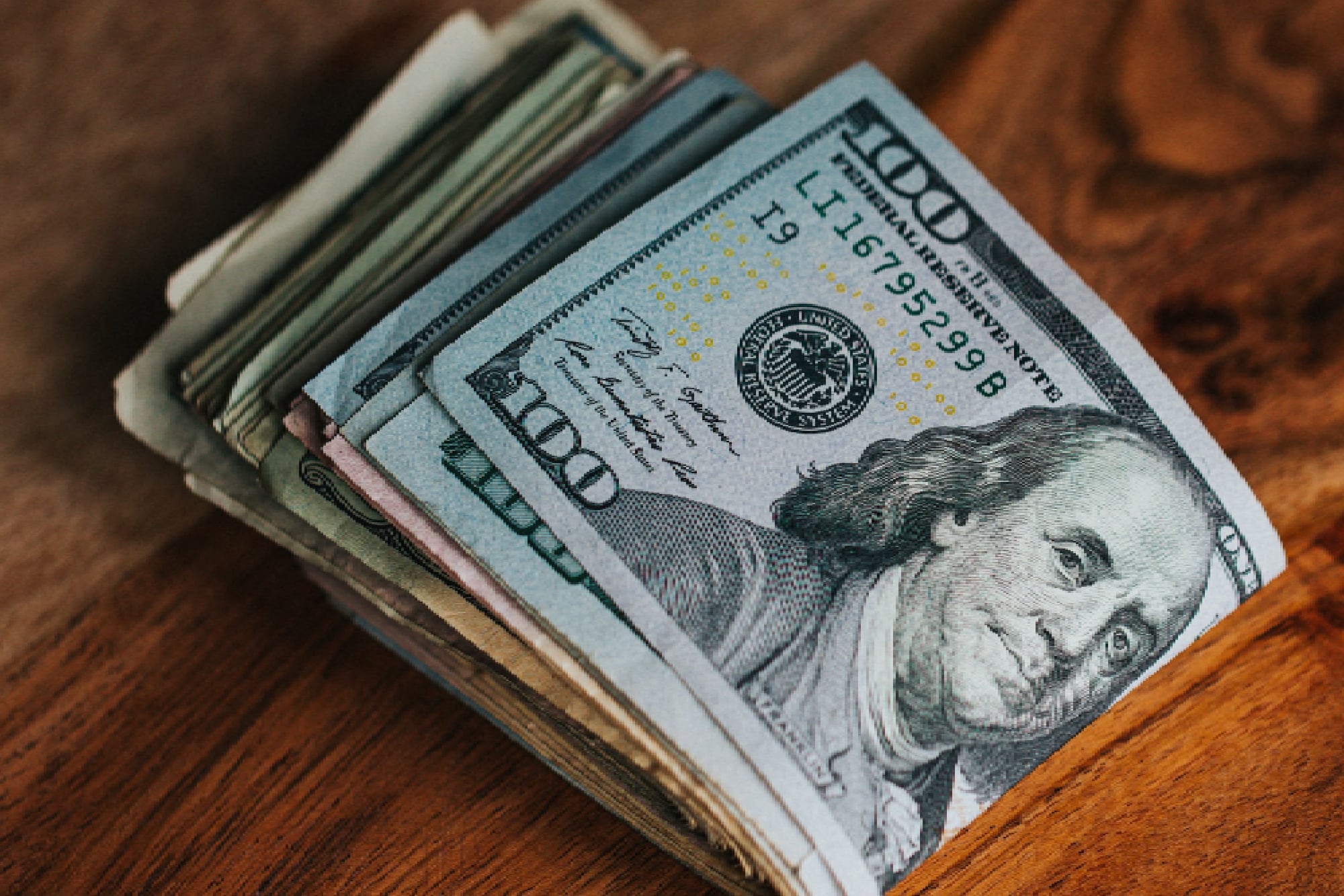 Estados Unidos tiene una ley del salario mínimo que rige a los estados que no cuentan con una ley federal sobre sueldos