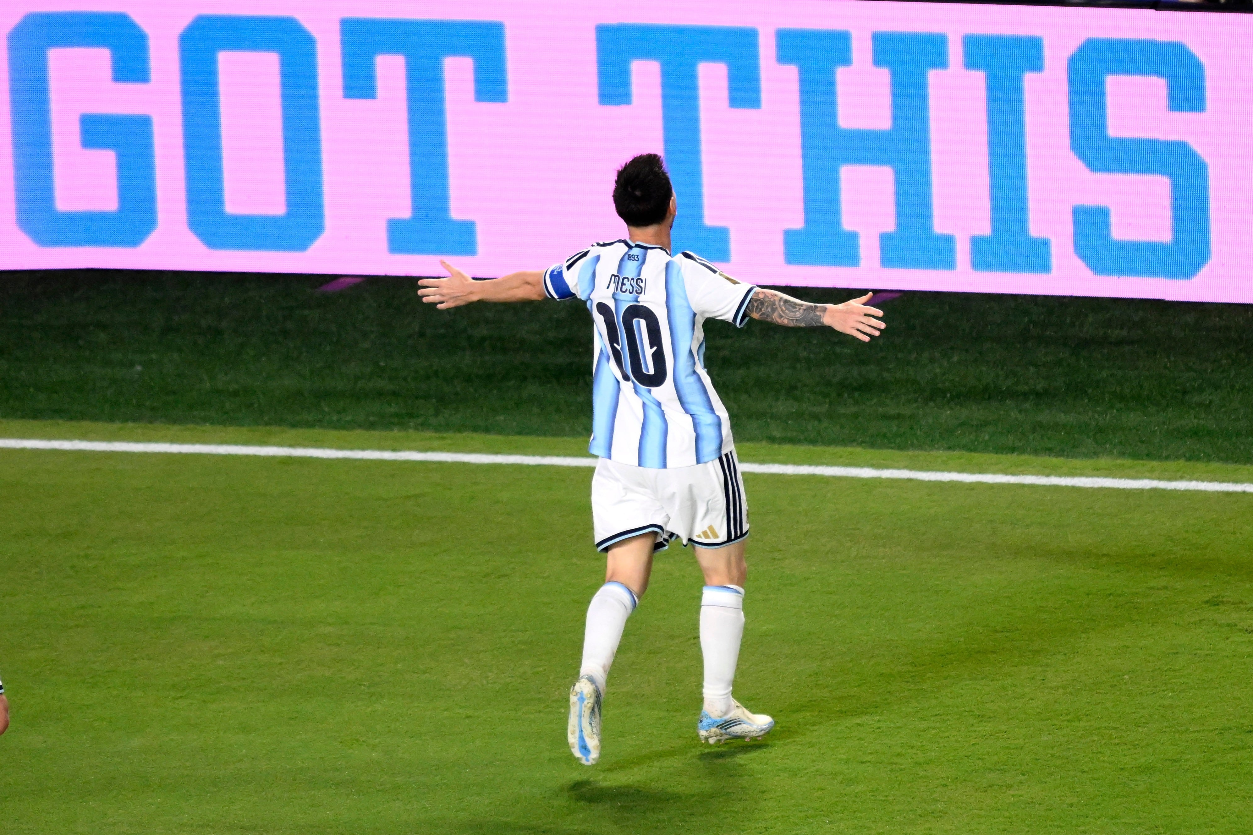 El capitán argentino Lionel Messi (10) celebra luego de anotar el segundo de sus tres goles en la victoria 3-0 ante Argelia, el martes 16 de junio de 2026, en Kansas City, Missouri. (AP Foto/Reed Hoffmann)
