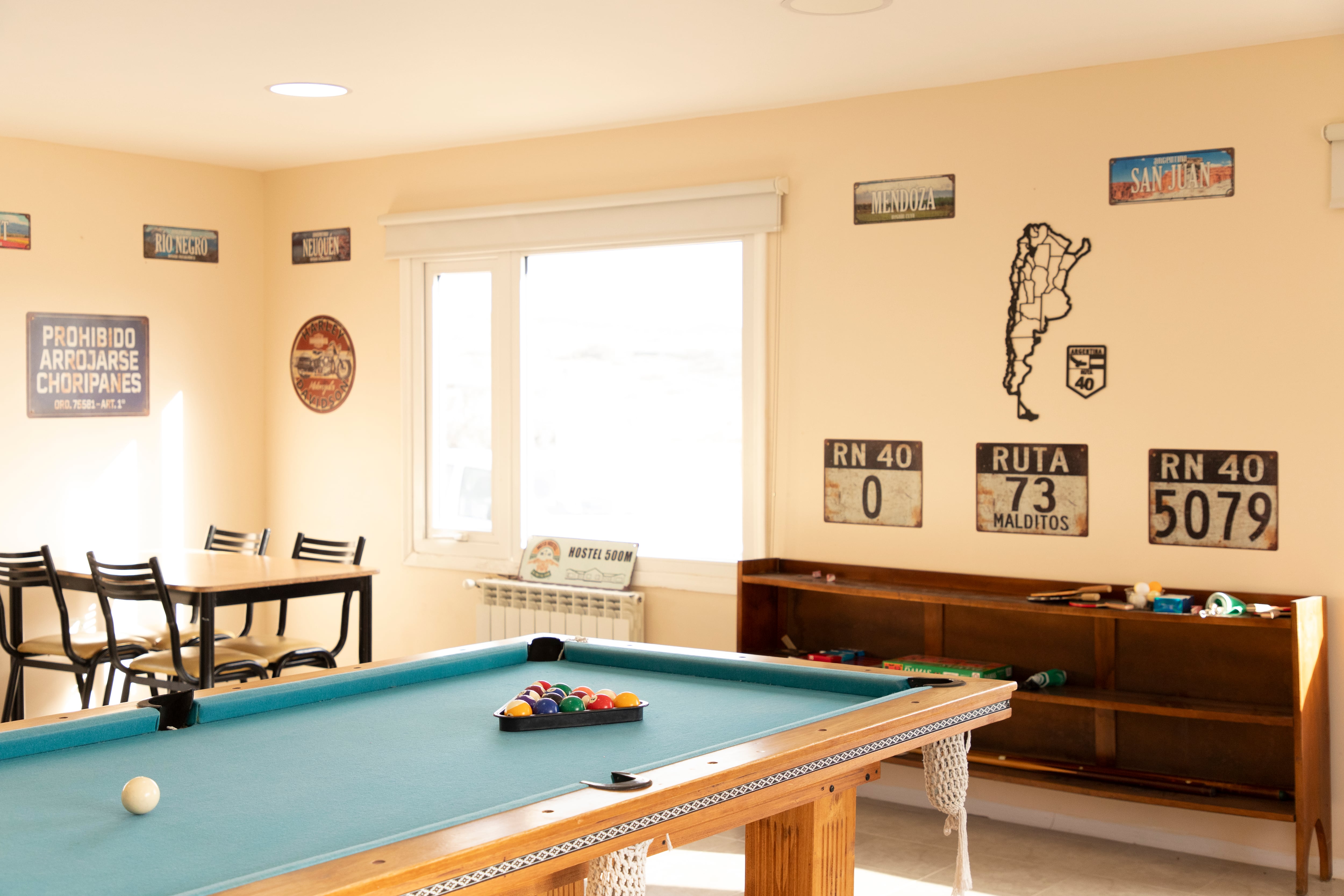Sala para compartir en la Posada Ruta 40.