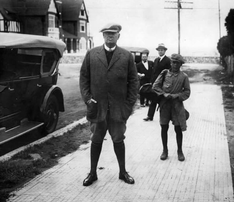 El presidente Marcelo T. de Alvear con su caddy, llegando al Golf Club de Mar del Plata, 1927 (Archivo General de la Nación Argentina)
