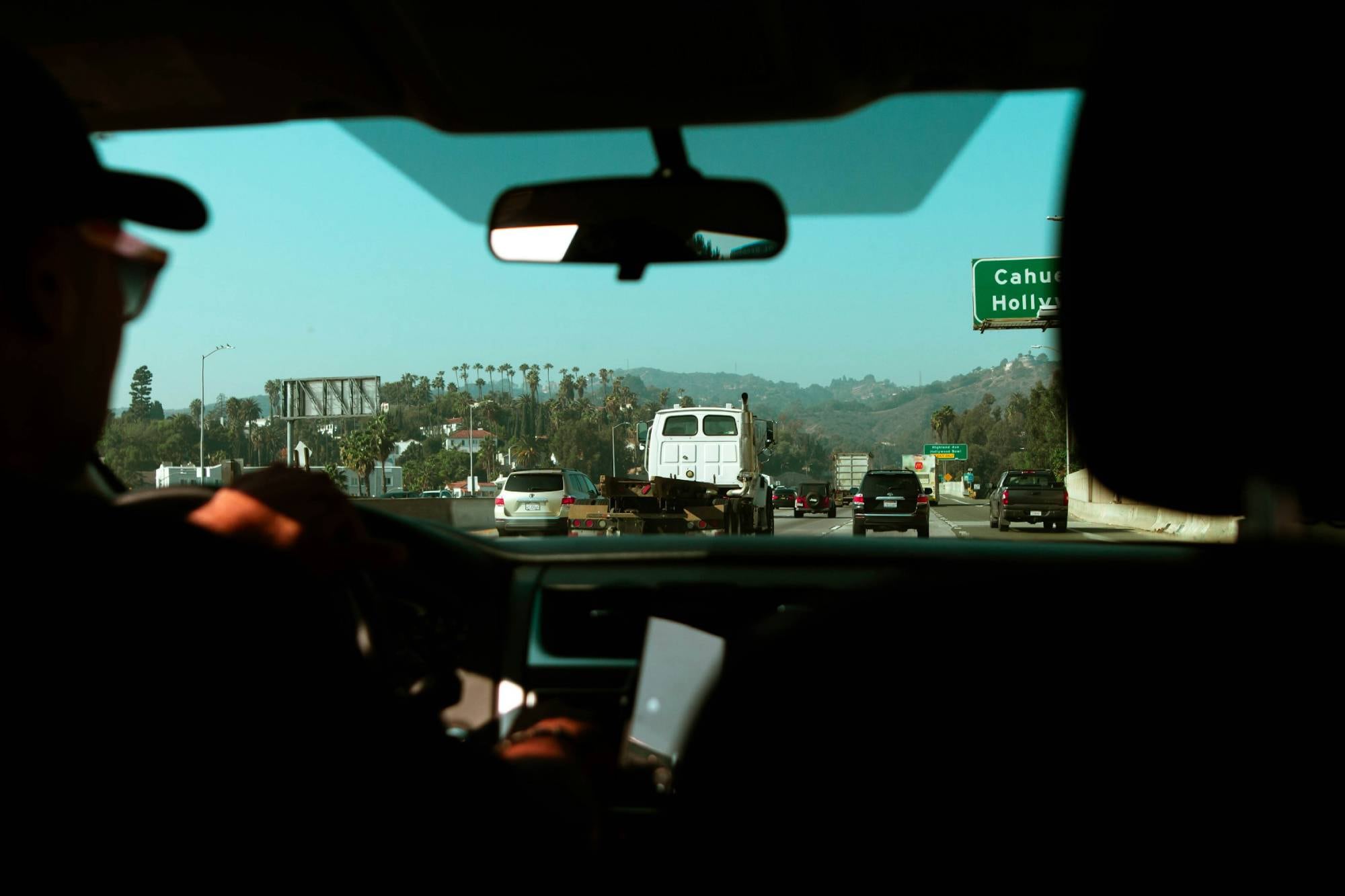 Nuevo revés para los migrantes de California: corren riesgo las licencias de conducir de miles de extranjeros