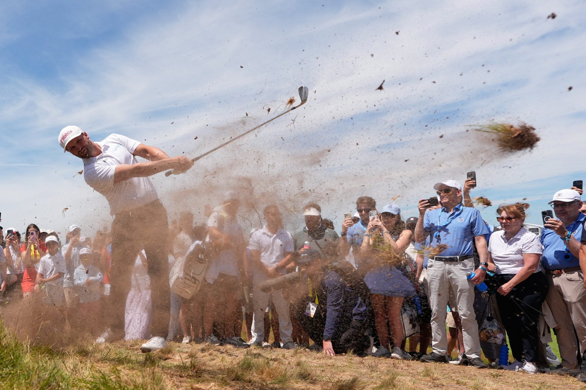 Vuela todo: Wyndham Clark pegando en el rough del hoyo 14