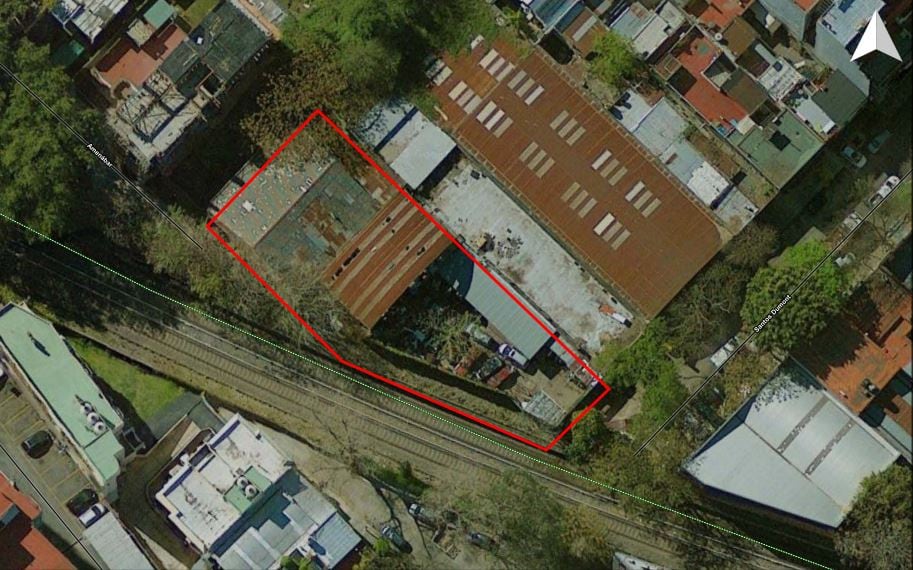 Así se ve el terreno que se subastará, en Santos Dumont 2677, lindero a la zona de vías del Ferrocarril Línea MITRE