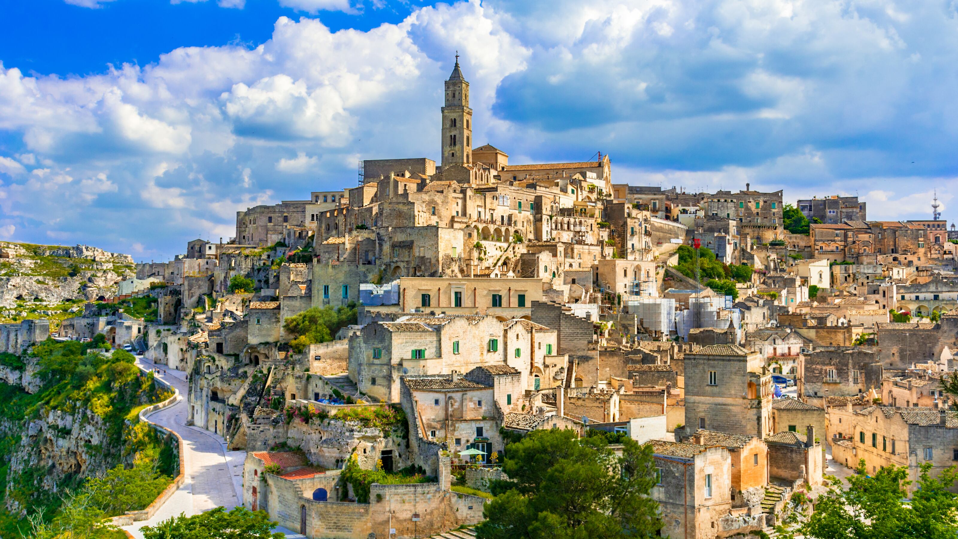 Patricio y Silvia eligieron Matera (Basilicata) para vivir. La ciudad cuenta con un casco antiguo muy particular, en el que las casas estaban excavadas en la roca caliza. «Los Sassi y el conjunto de las iglesias rupestres de Matera» fueron declarados por la Unesco Patrimonio de la Humanidad en 1993.