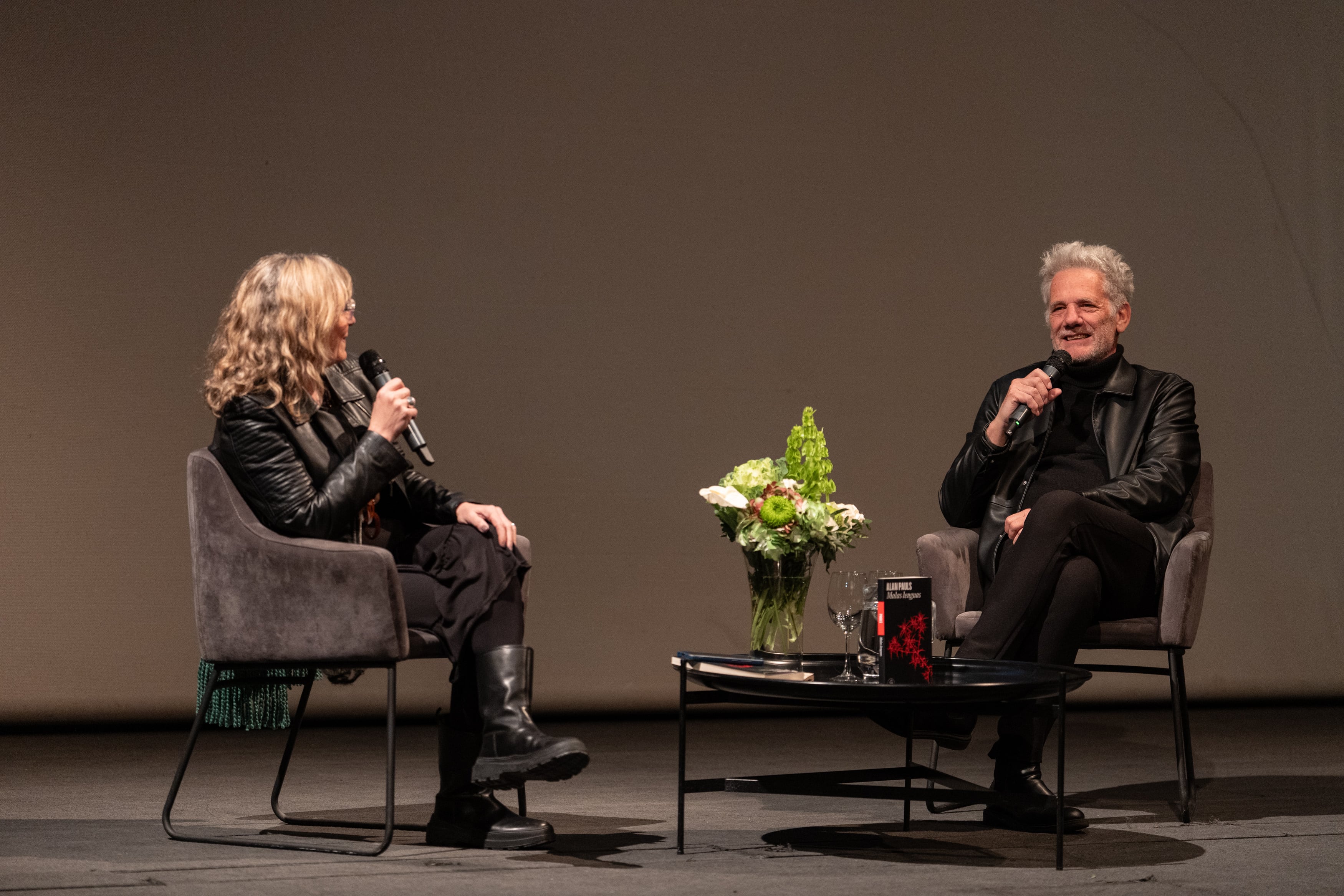 Alan Pauls presentó “Malas lenguas” en el Malba: “Escribir una vida es entregarse al desorden”