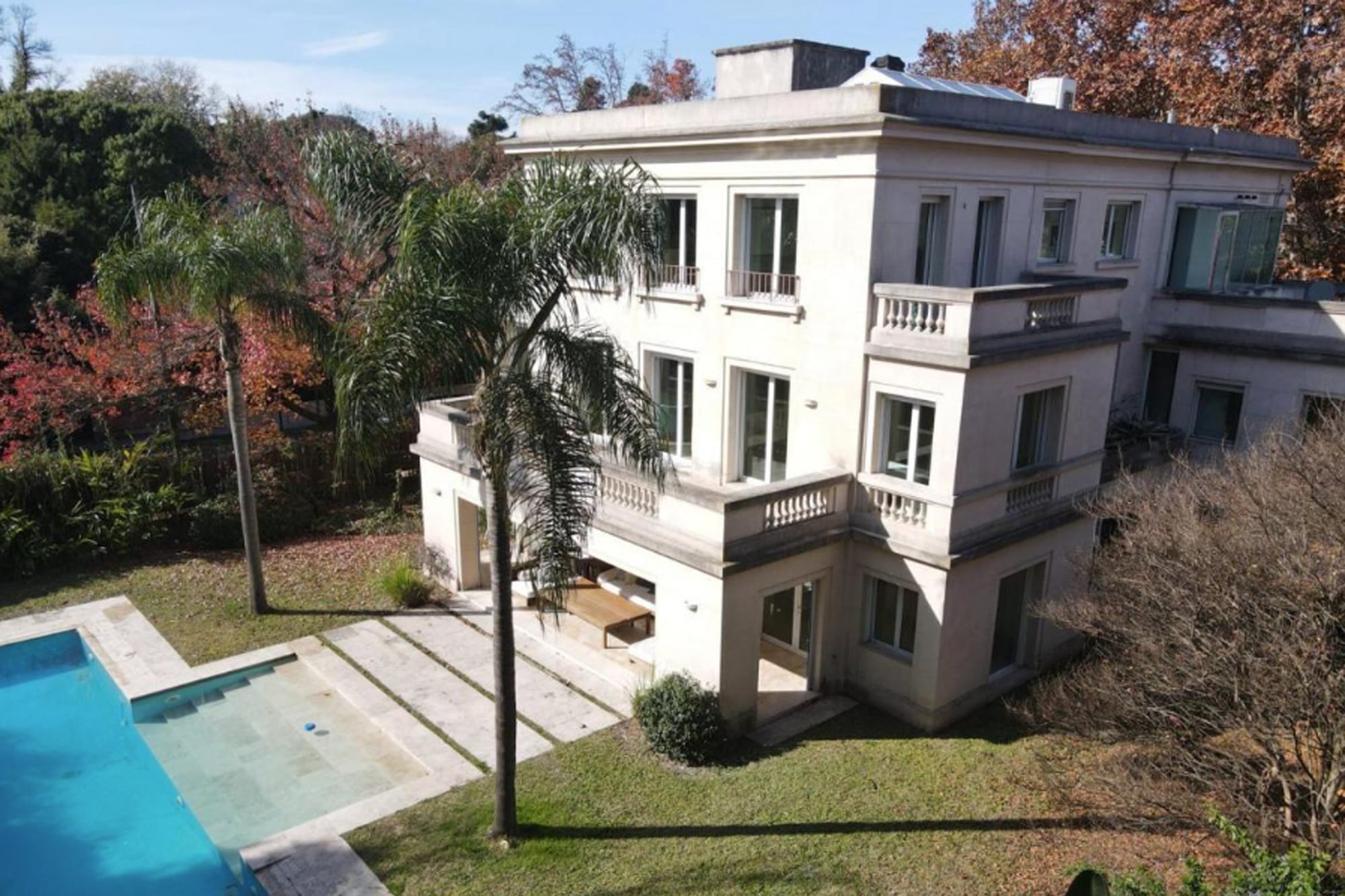 La propiedad se vende por US$2.300.000. Tiene 987 m², seis ambientes y seis cocheras