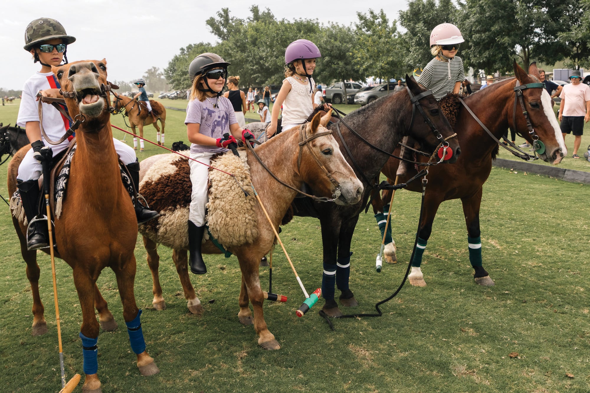 Tiki Acuña y Ambi Martínez Ferrario (en el centro) listas para salir a la cancha. Este año participaron 272 chicos, repartidos en 68 equipos y varias categorías, y hubo más de 1100 caballos