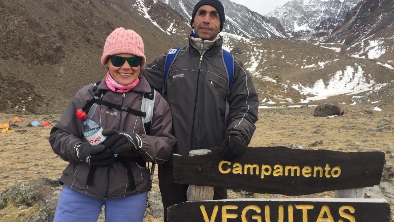 Cartas en braille, amor a ciegas y una vida compartida: la historia del matrimonio mendocino que aprendió a ver con el corazón