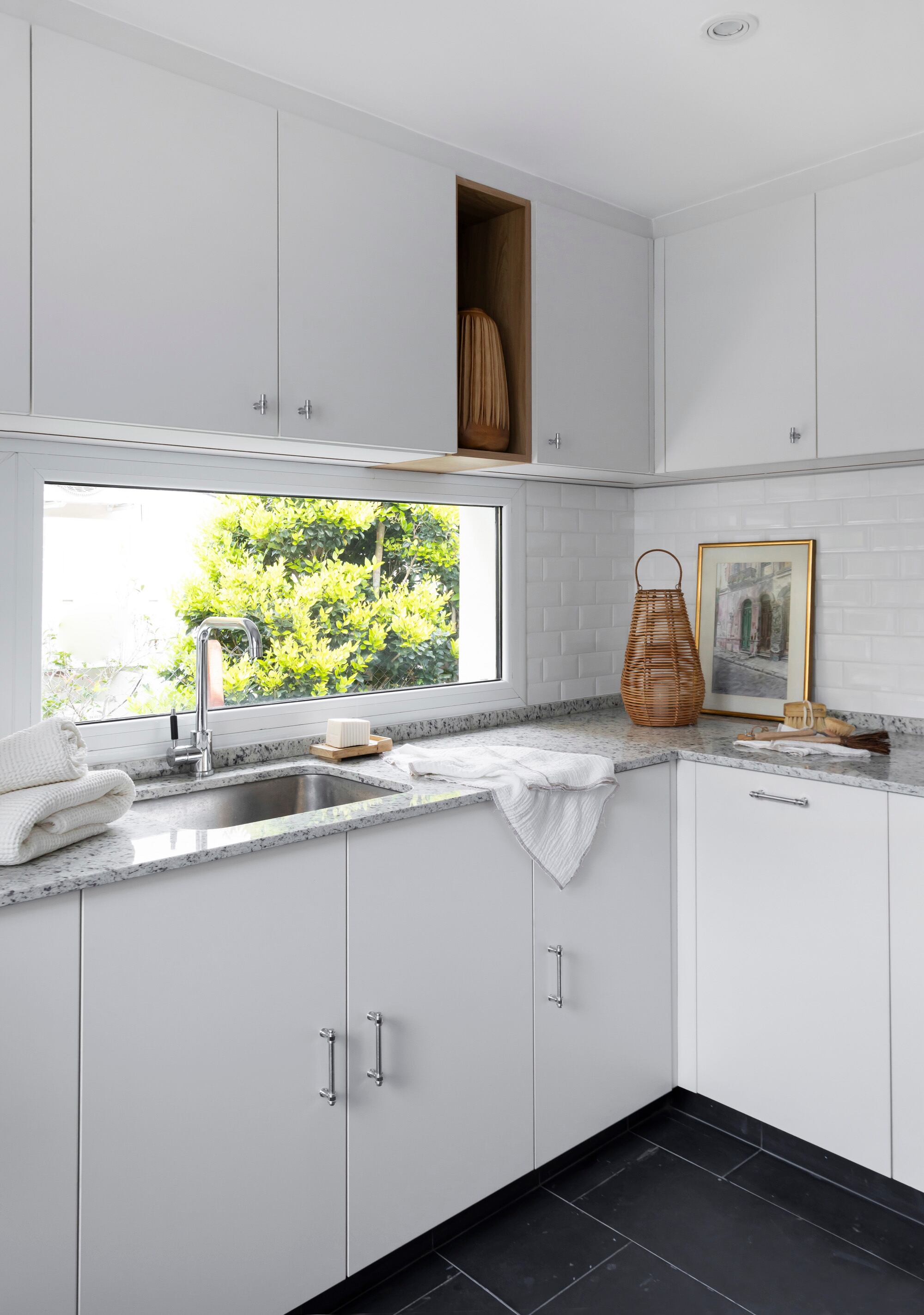 Todo lo que andaba suelto hoy tiene lugar: un mueble oculta el ténder, la aspiradora y la hidrolavadora. Soluciones prácticas, integradas y fuera de vista.