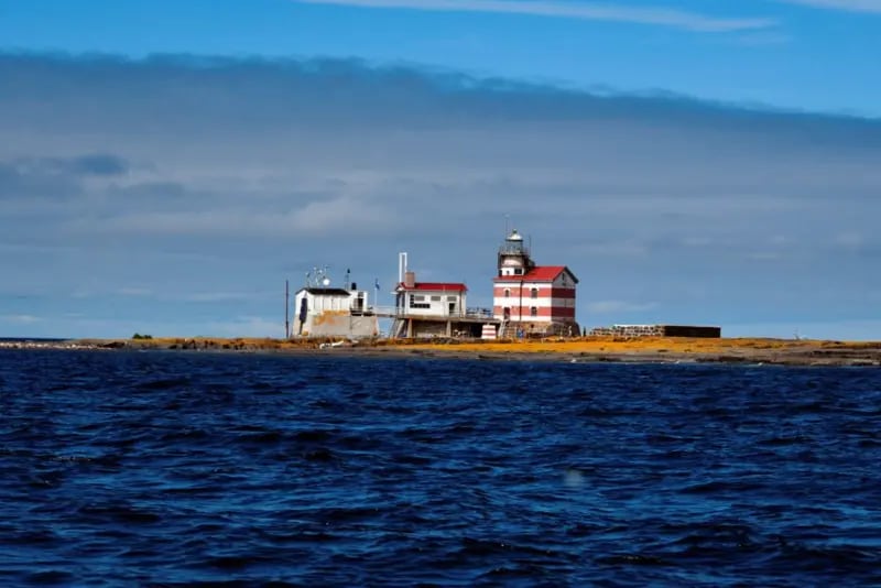 La pequeña isla tiene un faro y varias marcas en el terreno indicando por dónde está la singular frontera