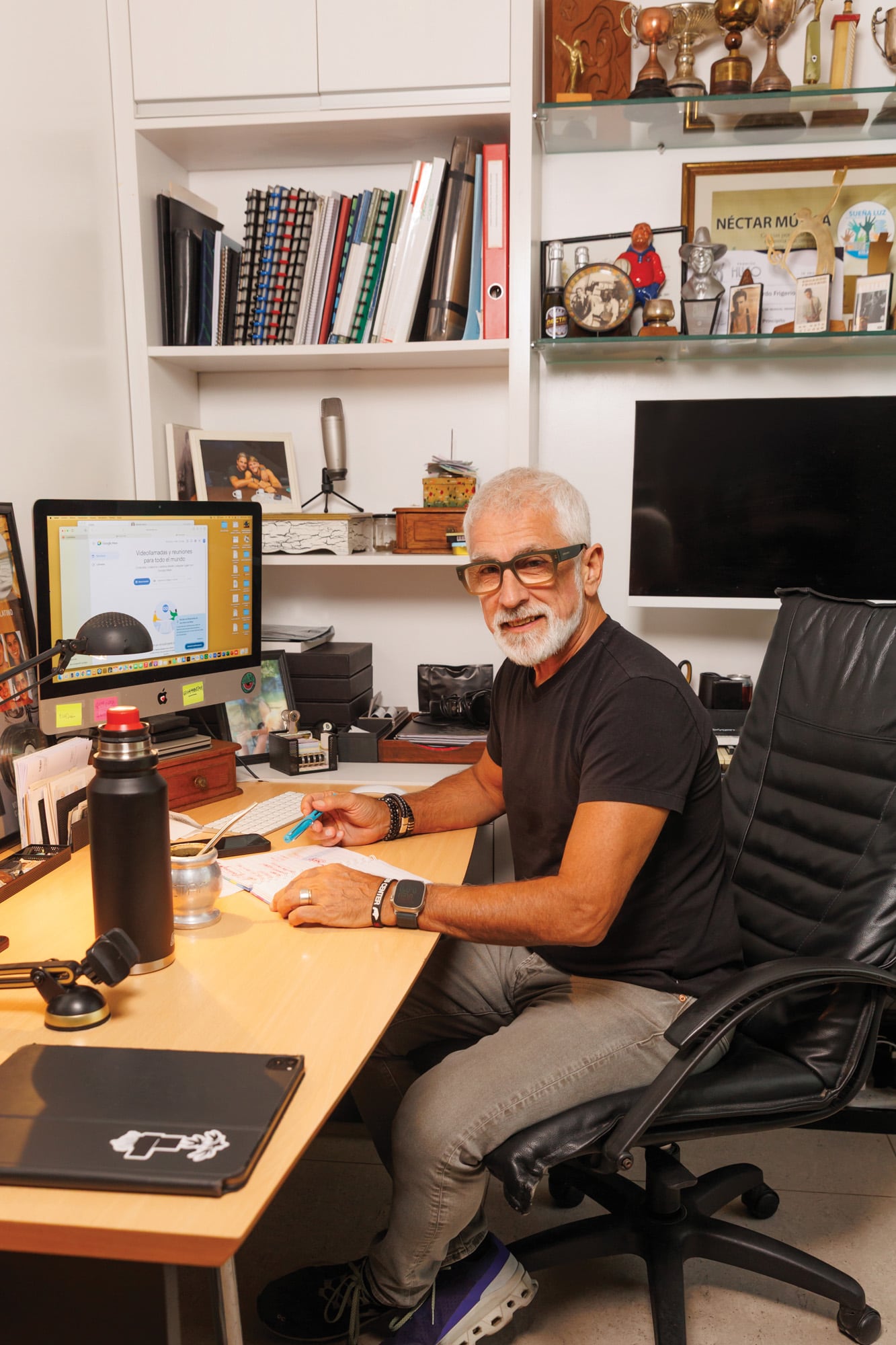 El compositor en su bínker. Fue creador de
grandes éxitos para Reina Reech, la tira Soy
Luna y Operación triunfo, entre otras muchas
producciones.