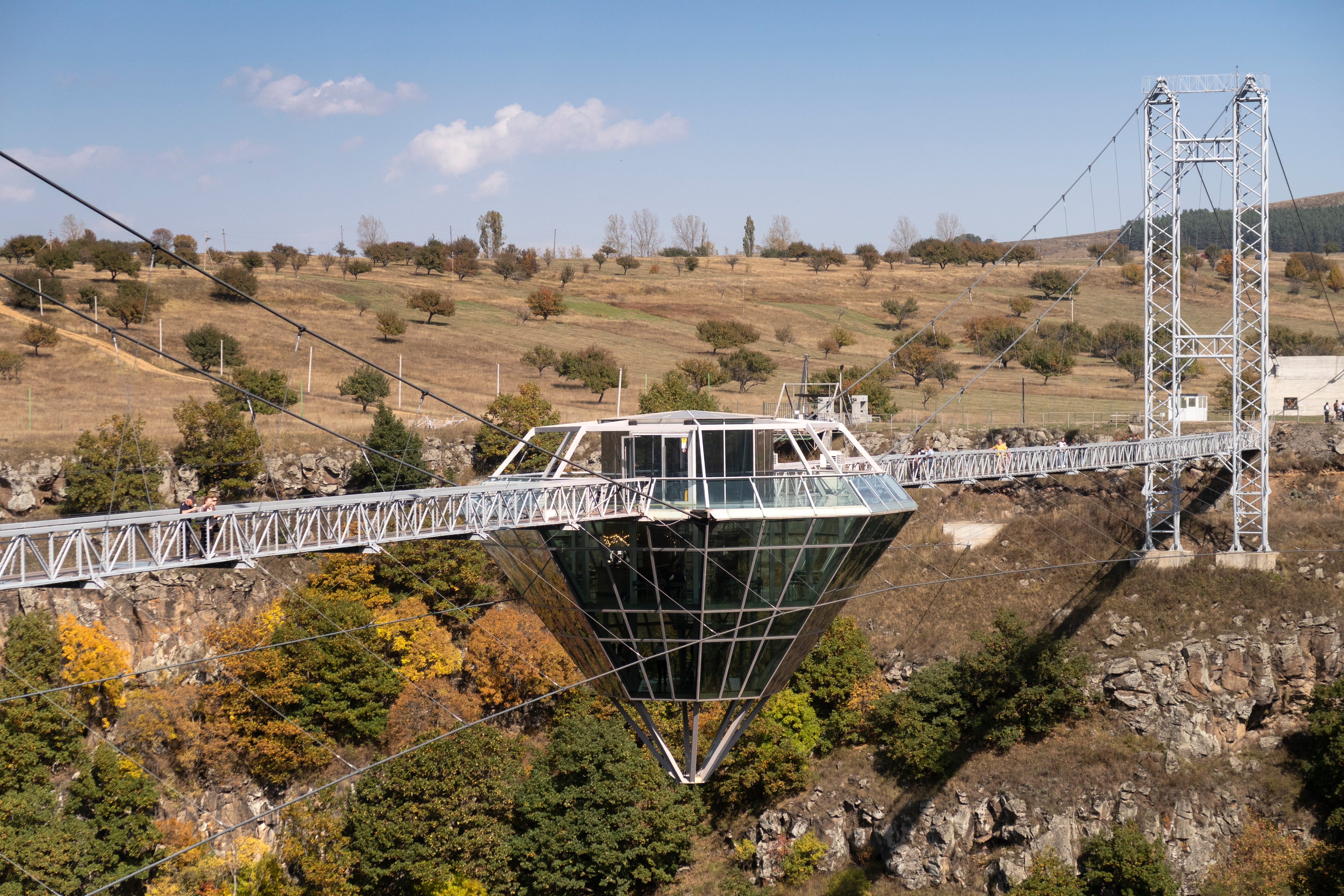 El Puente de Diamante, una fabulosa obra de ingeniería que dinamizó toda una región. Aparte, el cañón del Dashbashi es un lugar muy buscado para hacer trekking