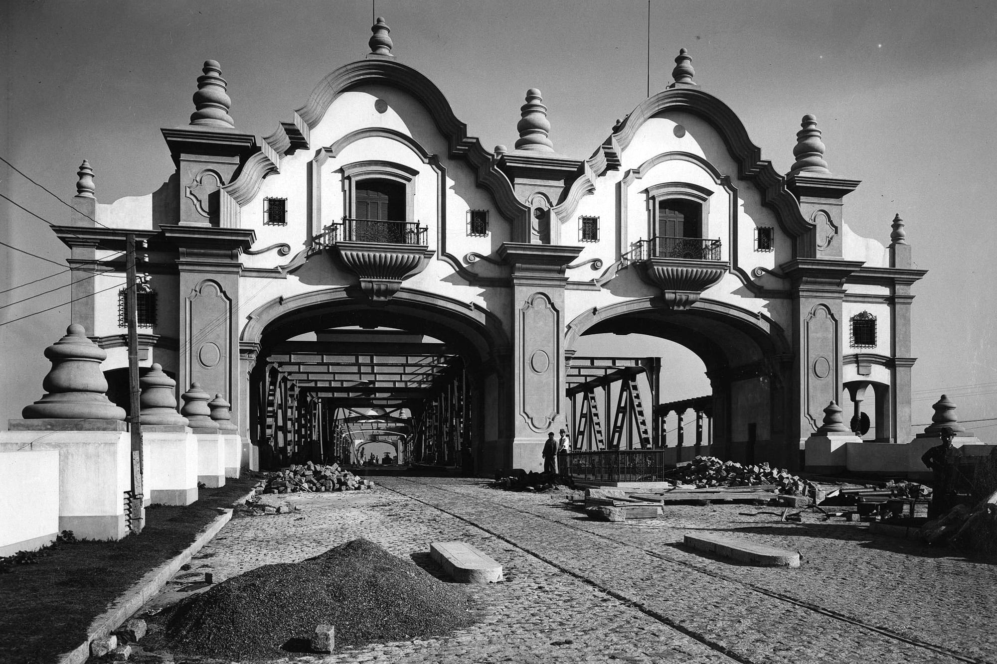Foto histórica de LA NACION de cuando se estaba construyendo el puente usado para el Visualizer de los Rolling Stones