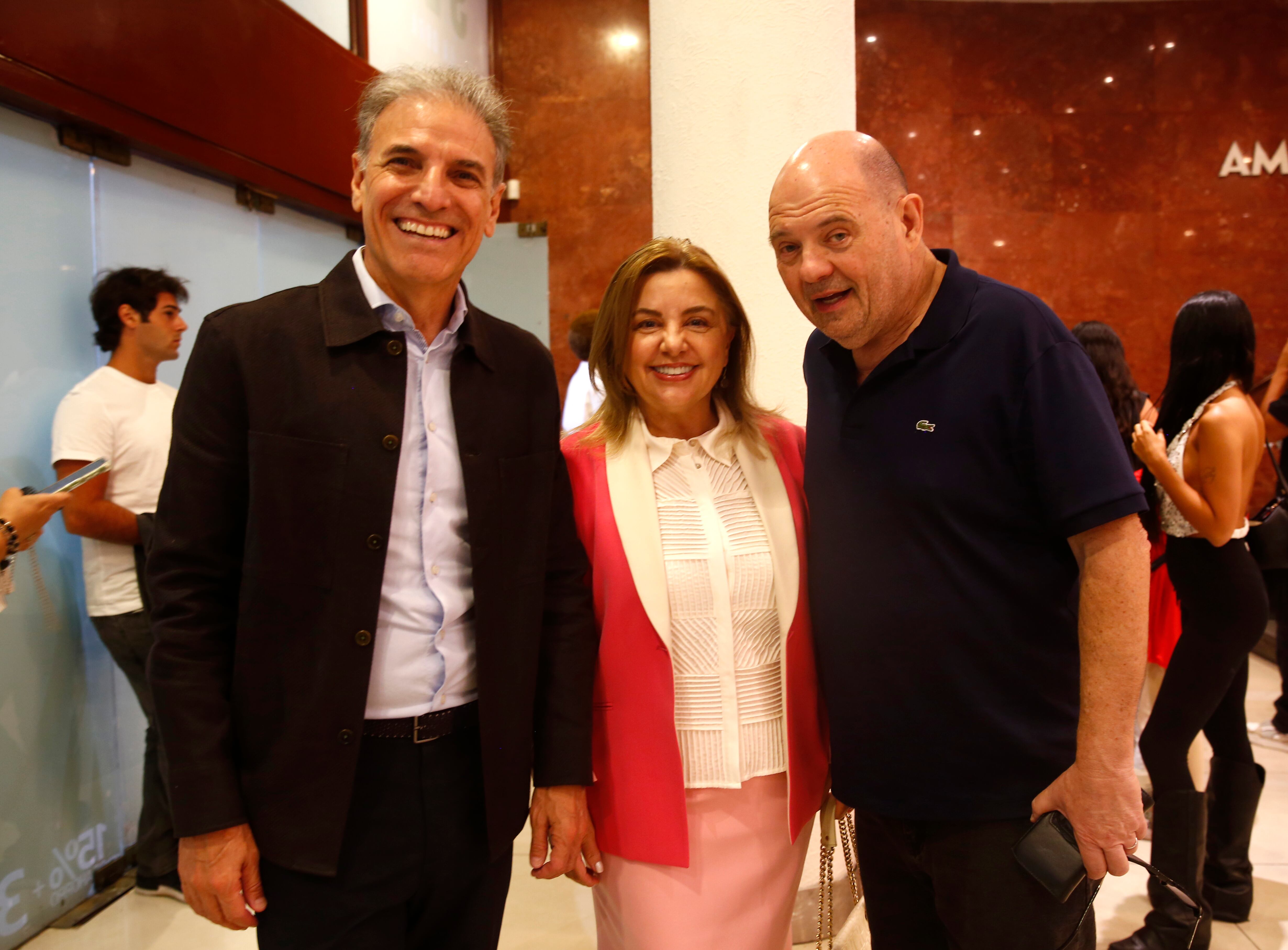 Claudia Álvarez Argüelles, propietaria del hotel Costa Galana, su marido, y Carlos Rottemberg en el foyer de ingreso antes del comienzo de la función