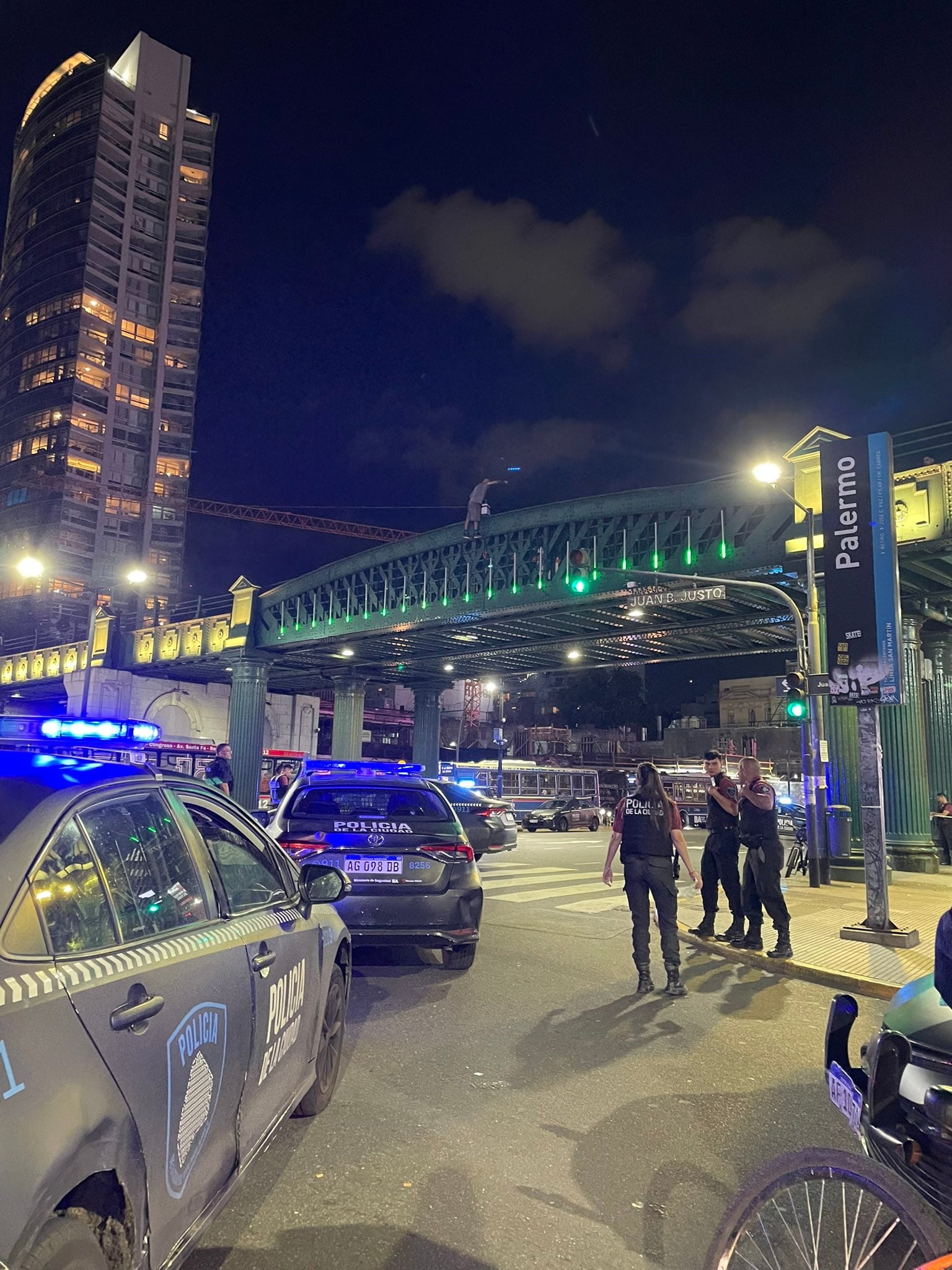 Operativo en Palermo: rescataron a un hombre que intentaba tirarse desde el Puente Pacífico