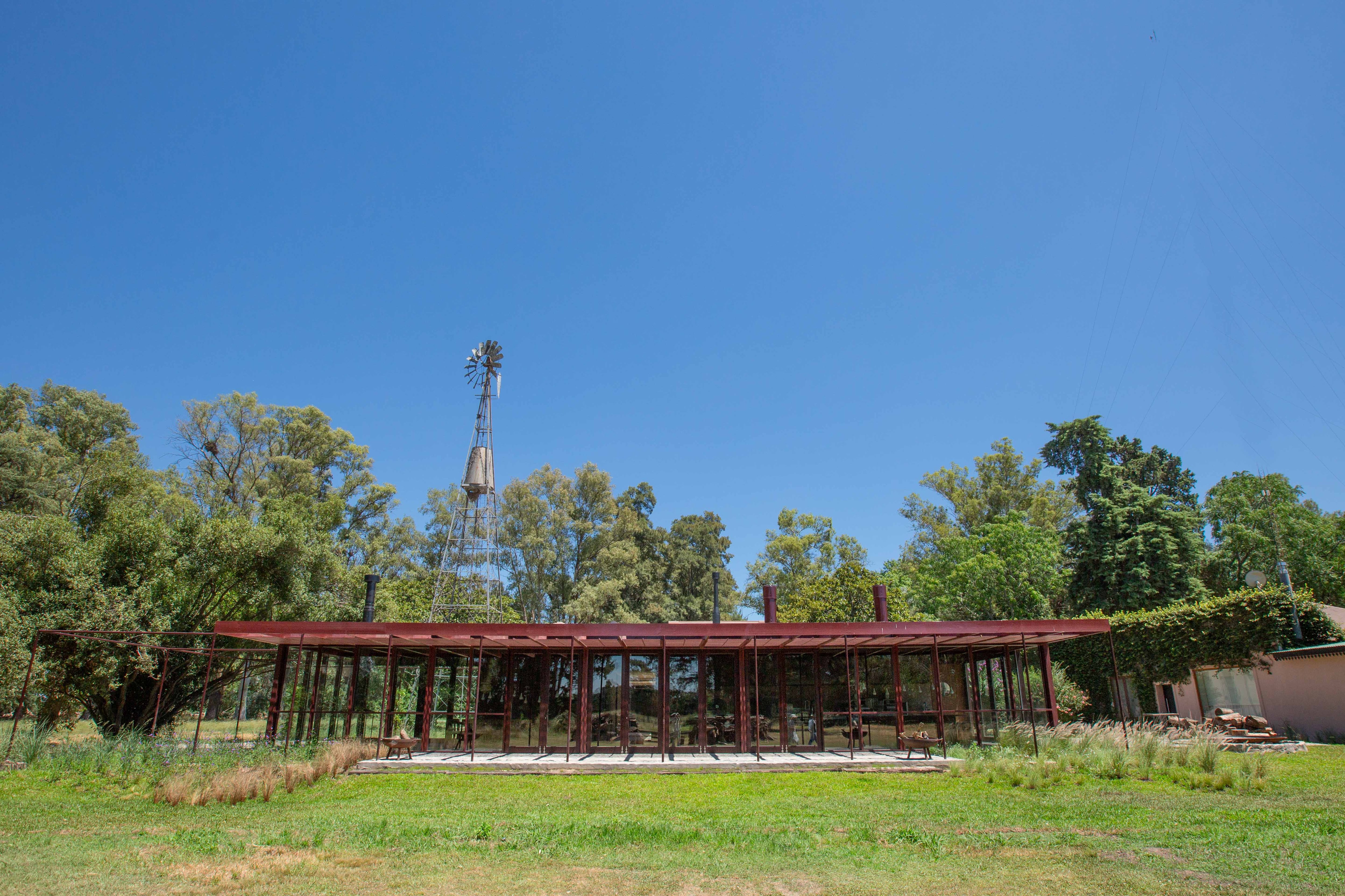 La Comarca Productiva Don Julio se levanta en un campo de 230 hectáreas a 8 kilómetros de Capilla del Señor, donde Rivero se instaló hace unos años