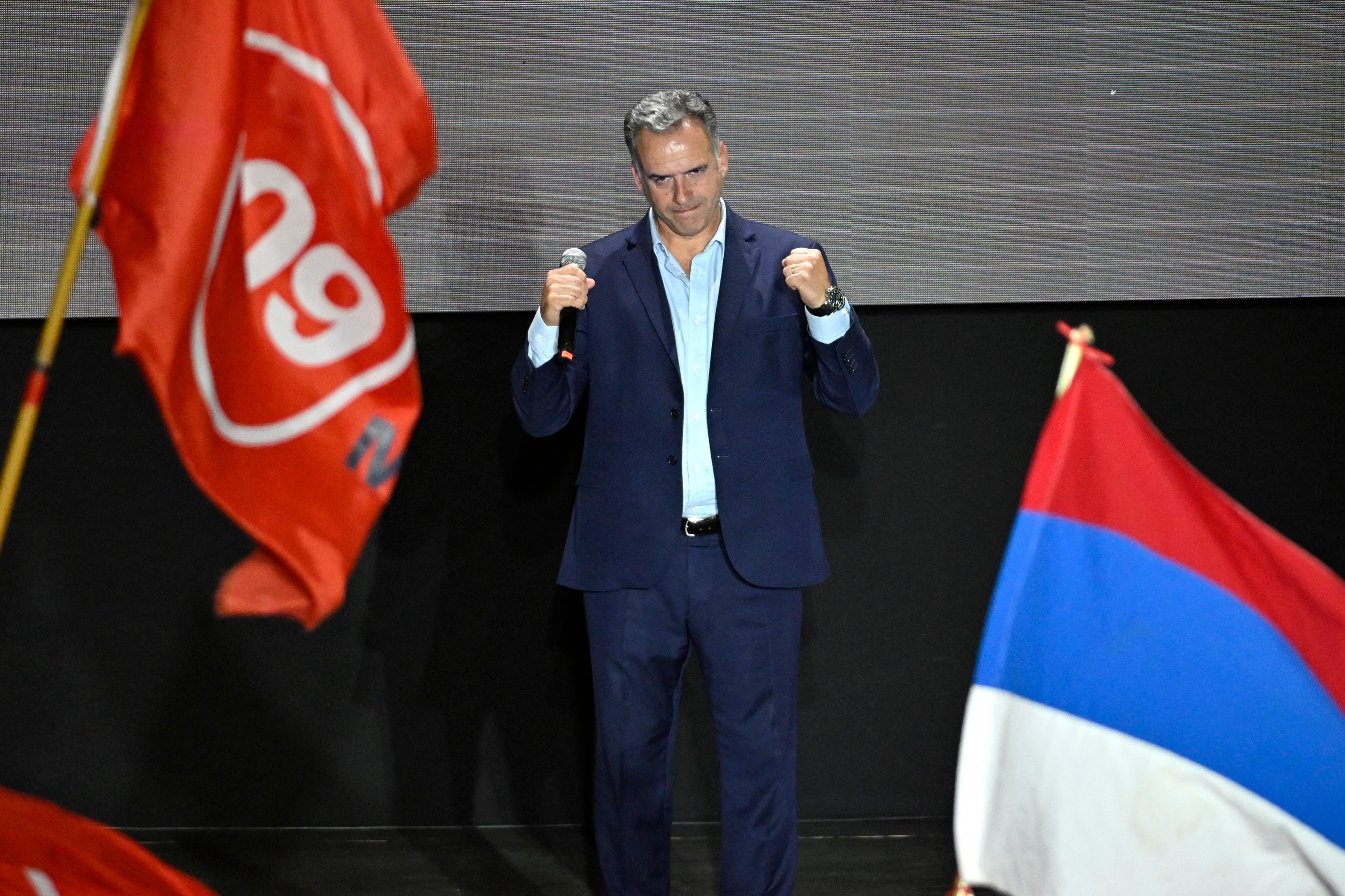 Orsi saluda a los militantes durante su discurso