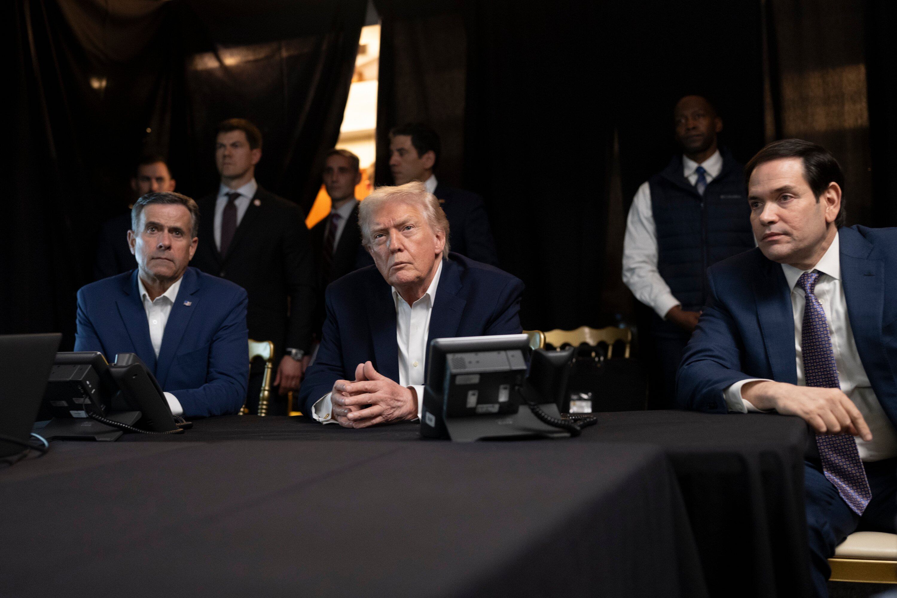 El presidente norteamericano, Donald Trump, supervisa operaciones militares de Estados Unidos en Venezuela, en Palm Beach, Florida, el 3 de enero de 2026