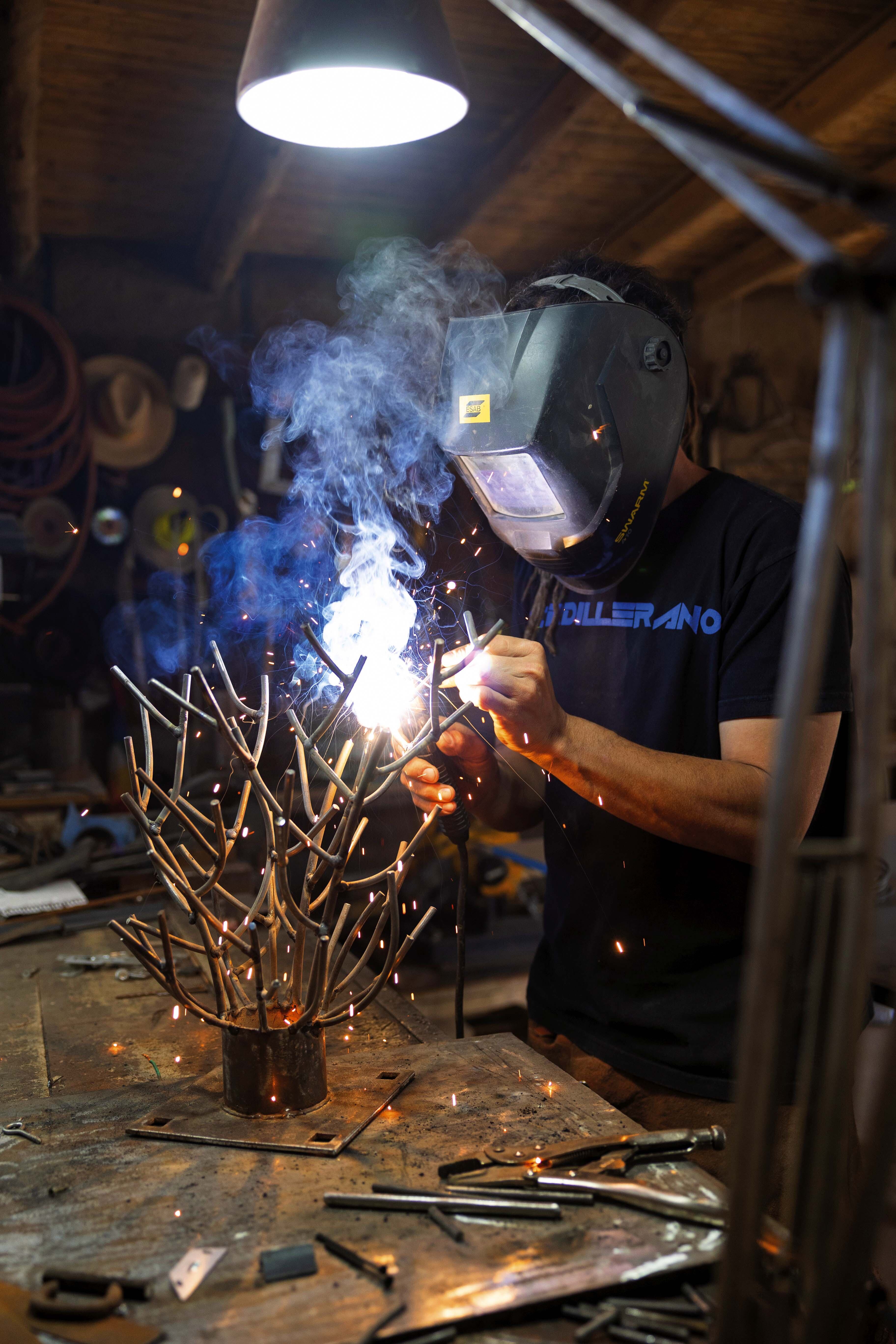 Iván Lamanuzzi trabaja en su taller A Ojo Art.