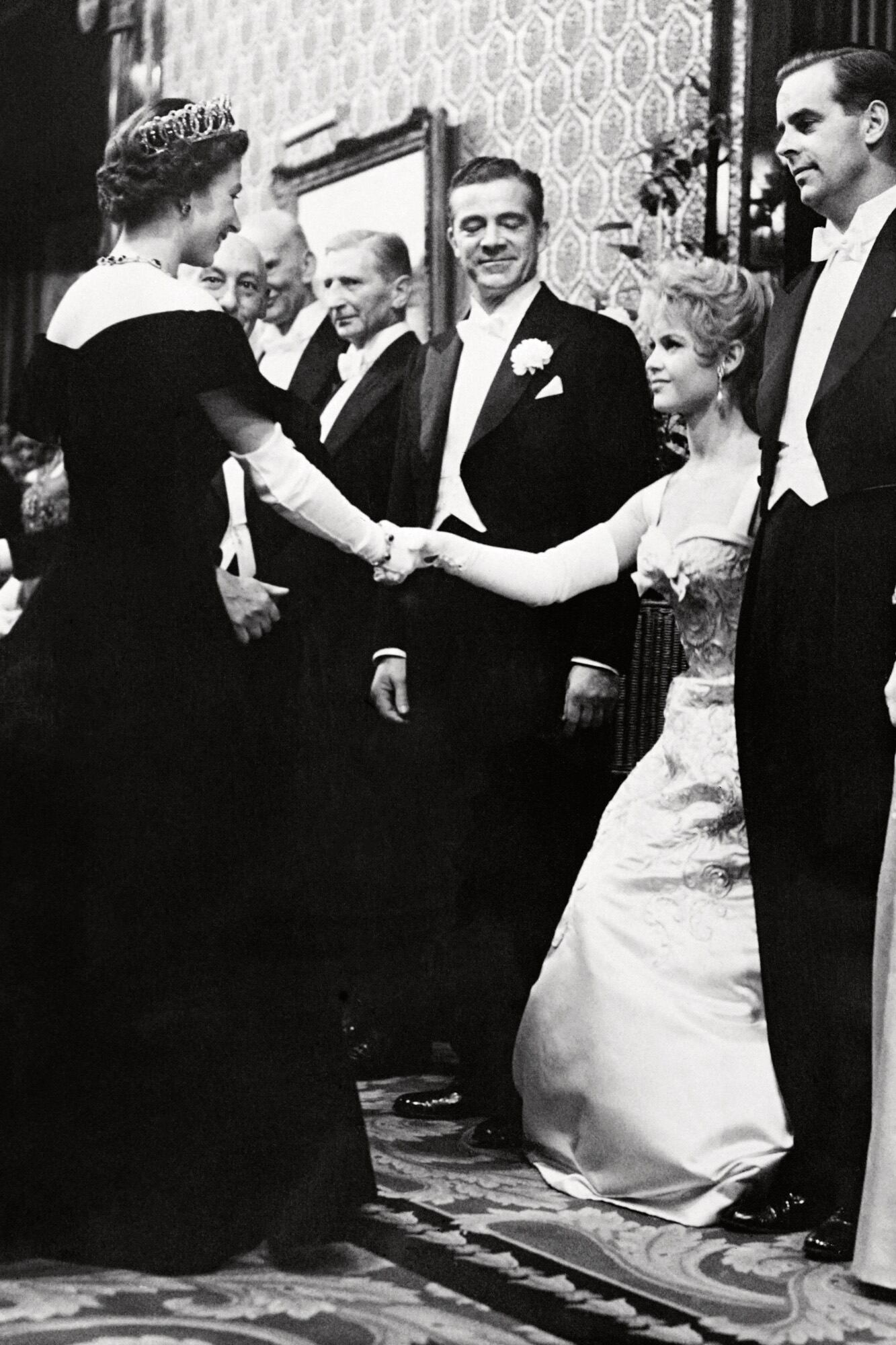 Brigitte Bardot. Su última voluntad antes de morir que no se podrá cumplir 15 En octubre de 1956, durante un acto oficial en Londres, se inclina frente a la reina Isabel II