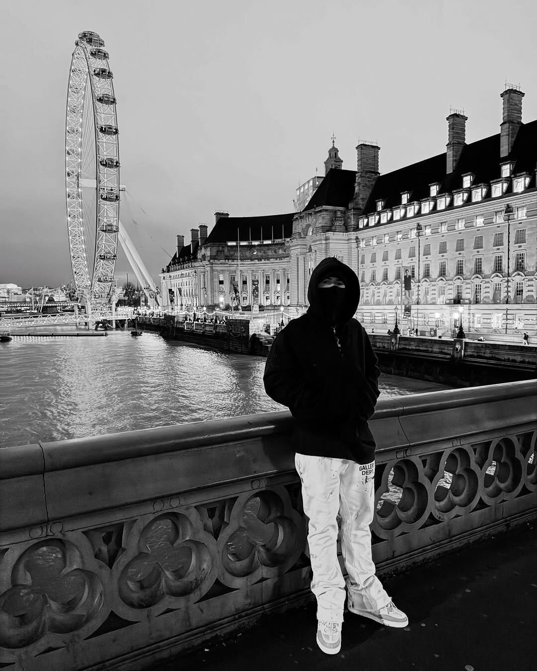 Enzo, totalmente camuflado, en el centro de Londres