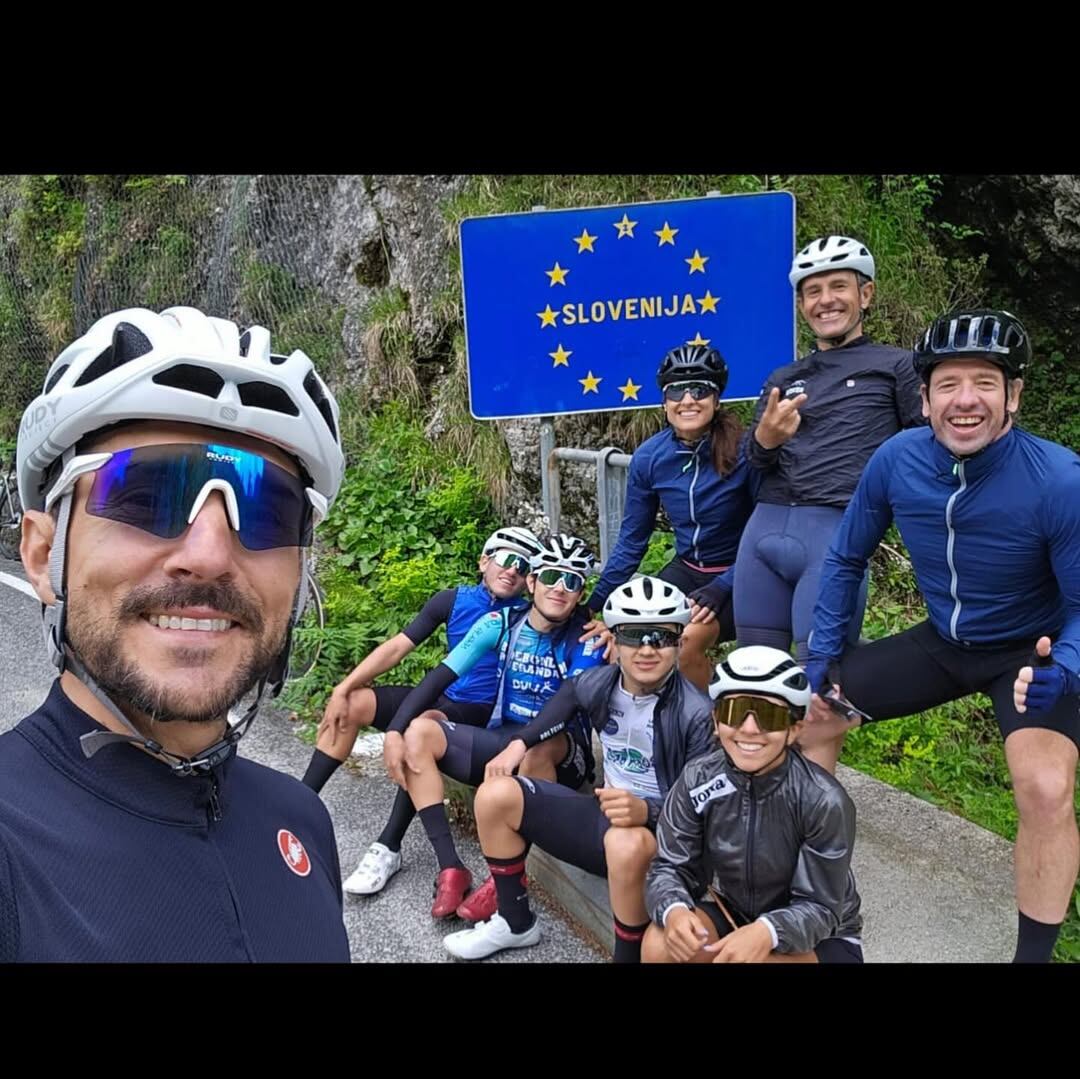 El equipo de ciclismo argentino en Eslovenia, con la compañía de Gabriela Sabatini y Santiago Lange