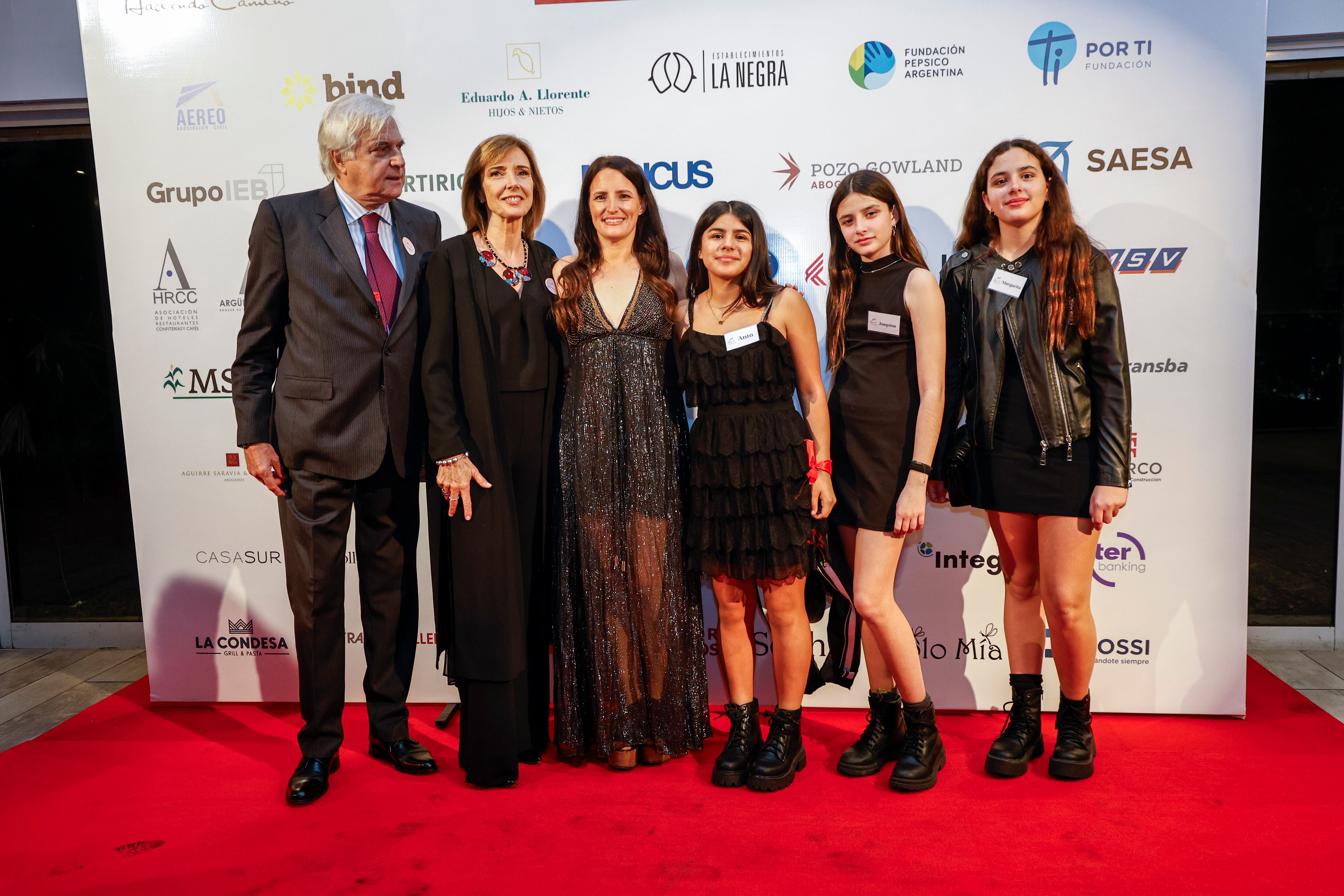 Roberto Hornos, exintegrante de la Cámara Pena Económica, y su esposa Mariana acompañaron a su hija Catalina, y a sus nietas Antonella, Joaquina y Margarita en la cena anual de Haciendo Camino