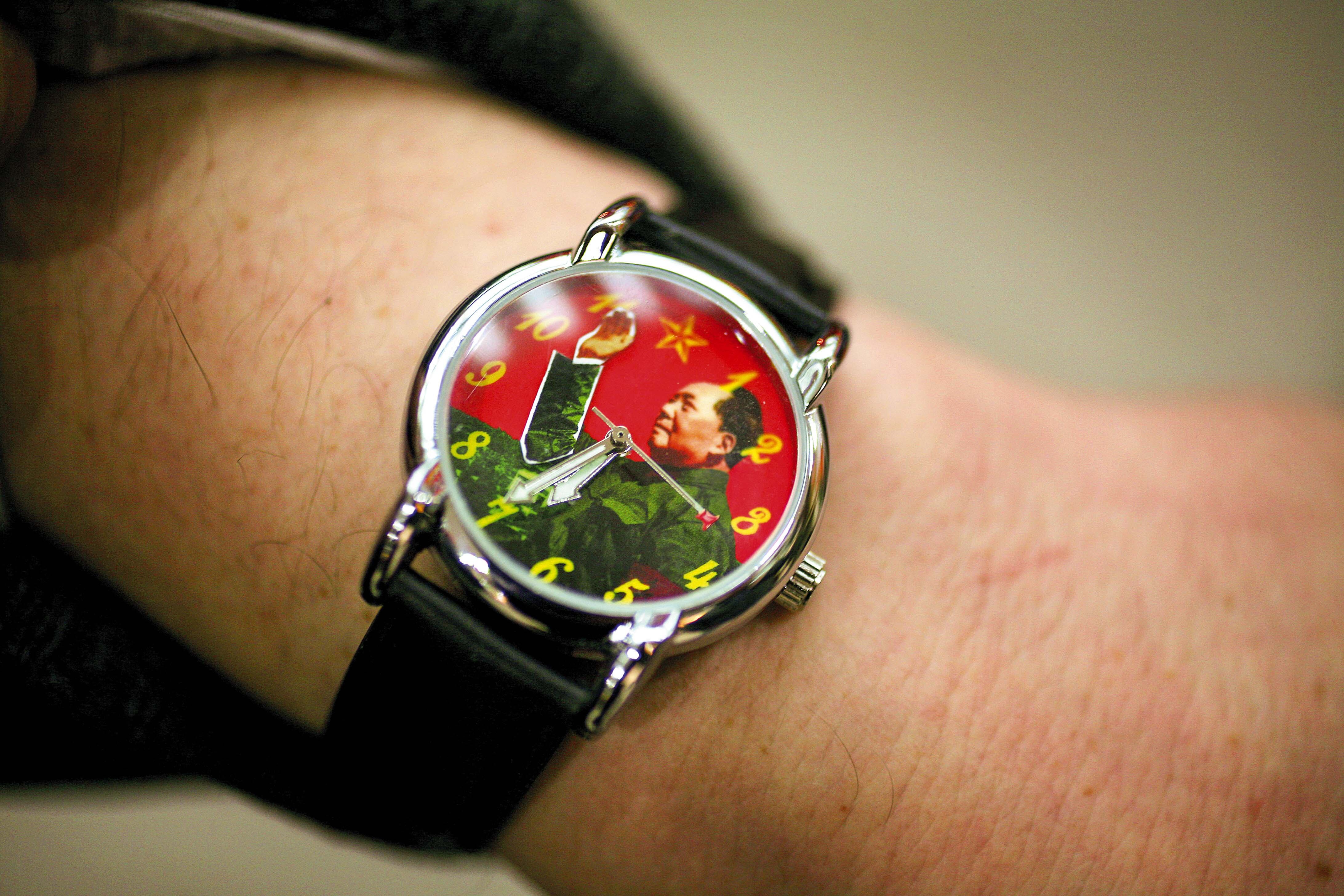 Reloj con la figura de Mao.