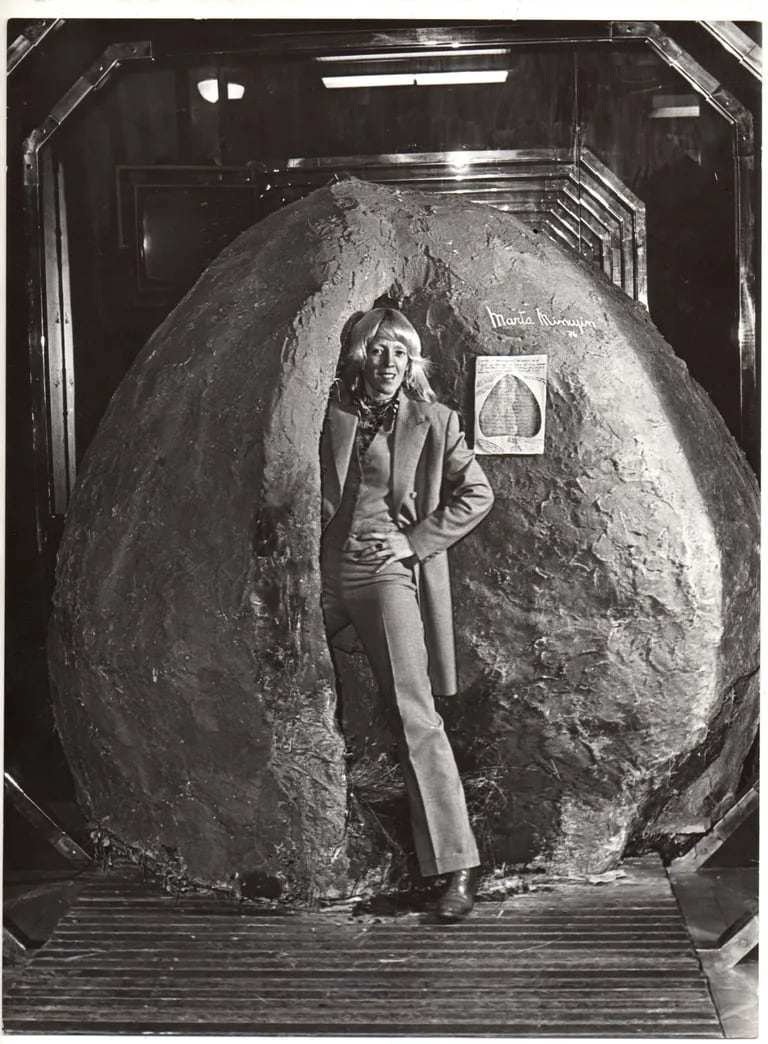 Marta Minujín y el nido de hornero original en el CAyC, en 1976