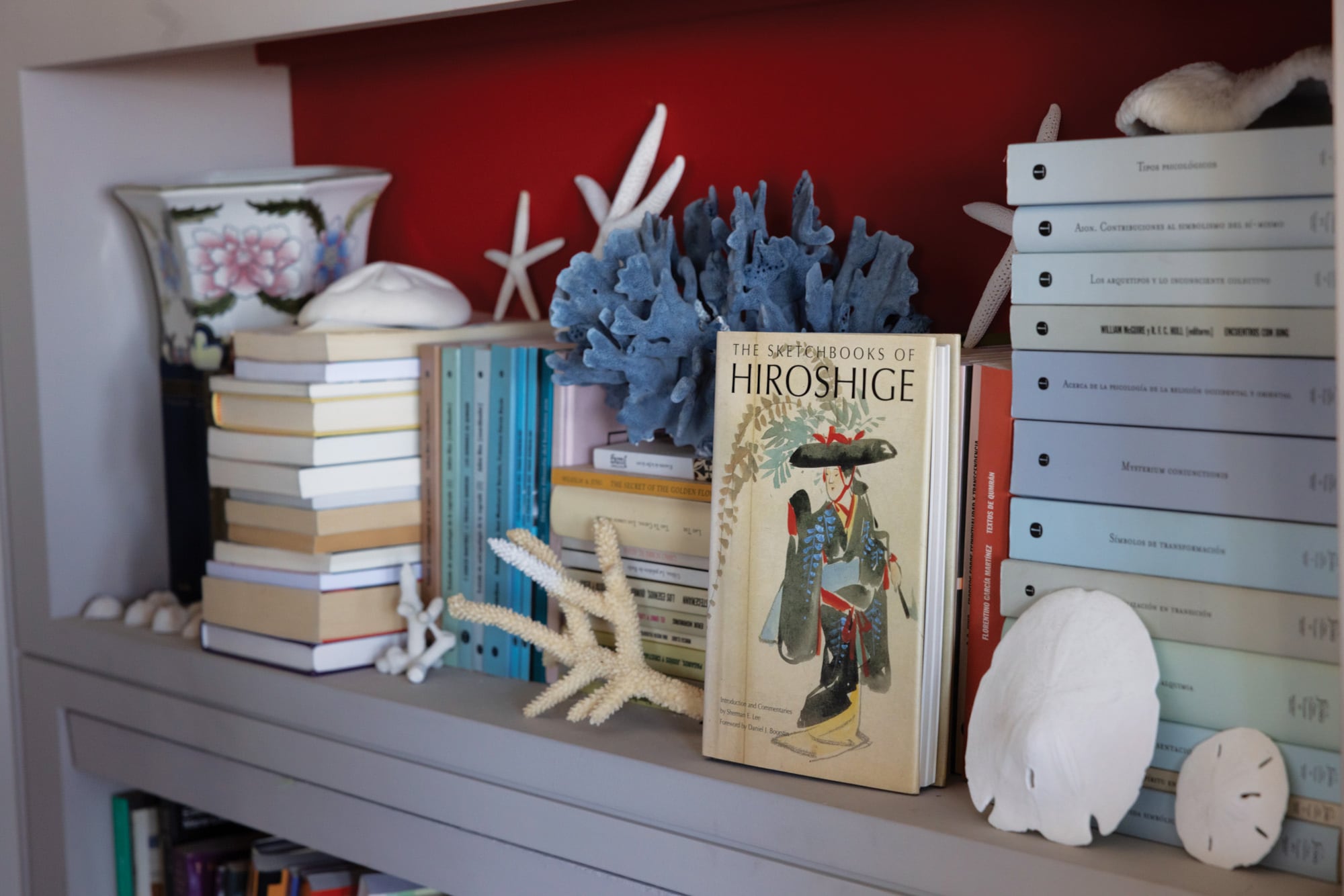 Abre las puertas de su casa. Soledad Costantini, editora y directora del Malba Literatura, posa junto a su marido, Eugenio Aguirre 12 Libros, corales, estrellas de mar y piedras, algunos de los objetos preciados de Soledad