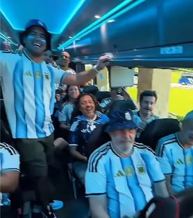 Simón y Videla Saénz, sentados juntos, alentando a la Selección en Estados Unidos.