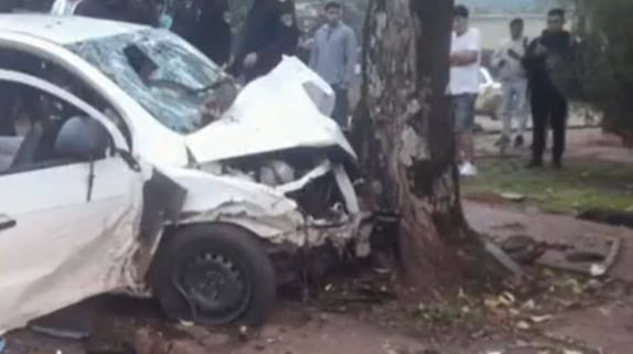 Así quedó el vehículo que trasladaba a cuatro jóvenes, tras el accidente que provocó dos víctimas fatales, entre ellas, Luisana Schönberger