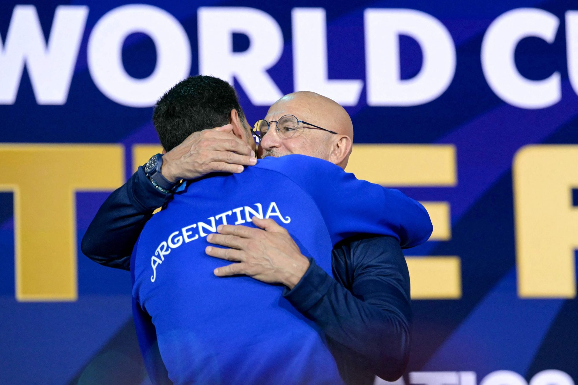 El abrazo entre Scaloni y De la Fuente