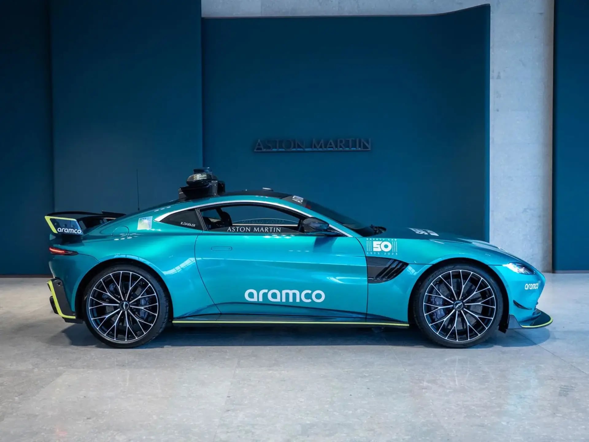 Mantiene su decoración original de Safety Car, la iluminación especial homologada por la FIA y parte del equipamiento específico que se instaló para su tarea en pista