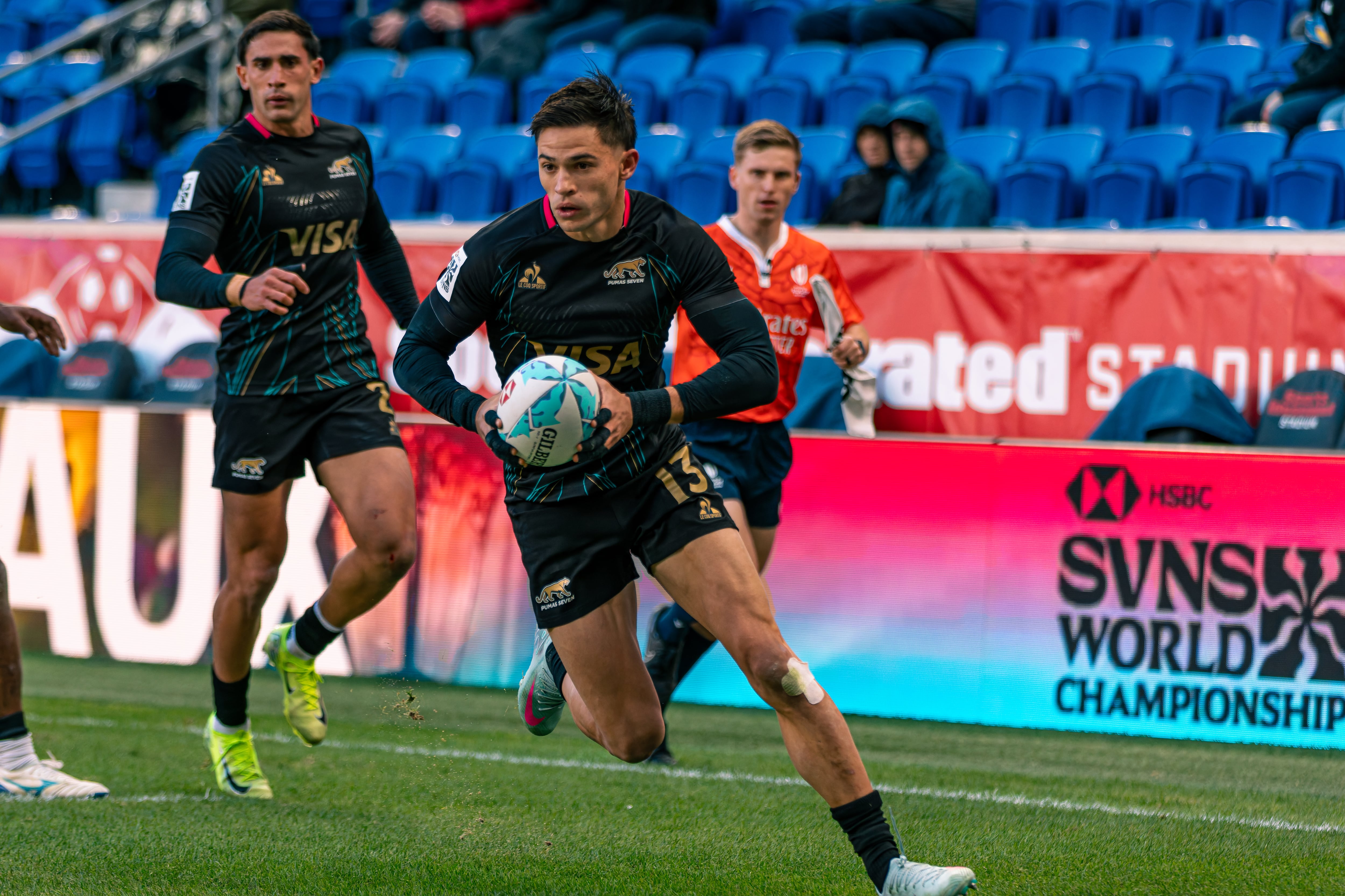 El sprint de Marcos Moneta durante el encuentro entre los Pumas 7s y Fiji, en el Seven de Nueva York