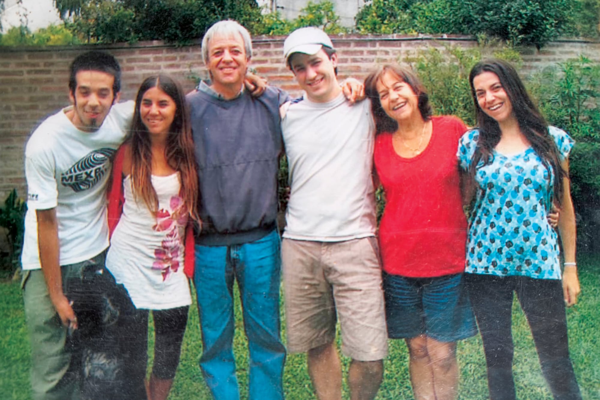 Donald y Verónica posan con sus cuatro hijos en el jardín de su casa, en 2008. De izquierda a derecha: Miguel (vive en Hawái y es papá de dos chicos: Kai –‘océano’ en hawaiano– y de Mikala –quiere decir ‘Miguel’–); Marina (es mamá de Nahuel y Aukan), Donald, Patrick (tiene tres hijos: Victoria, Damián y Ana), Verónica Zemborain (de rojo) y Melody (madre de dos
chicos: Isabela y Augusto). Además de su propia carrera vinculada a la música, la hija mayor del cantante está abocada a mantener vivo el legado de su padre