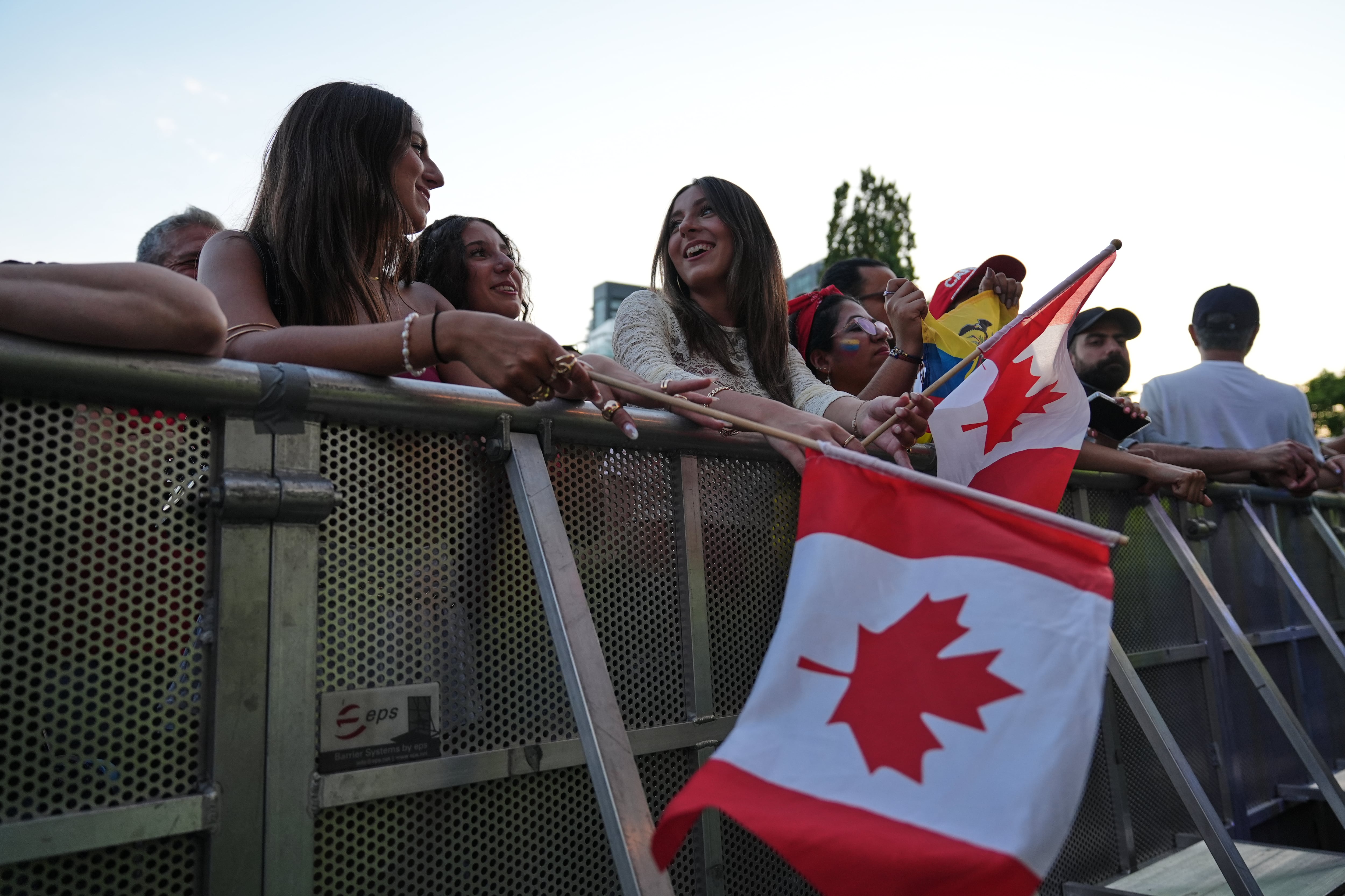 Hinchas agitan banderas de Canadá durante un concierto previo a la Copa Mundial, el miércoles 10 de junio de 2026, en Toronto. (AP Foto/Stephanie Scarbrough)