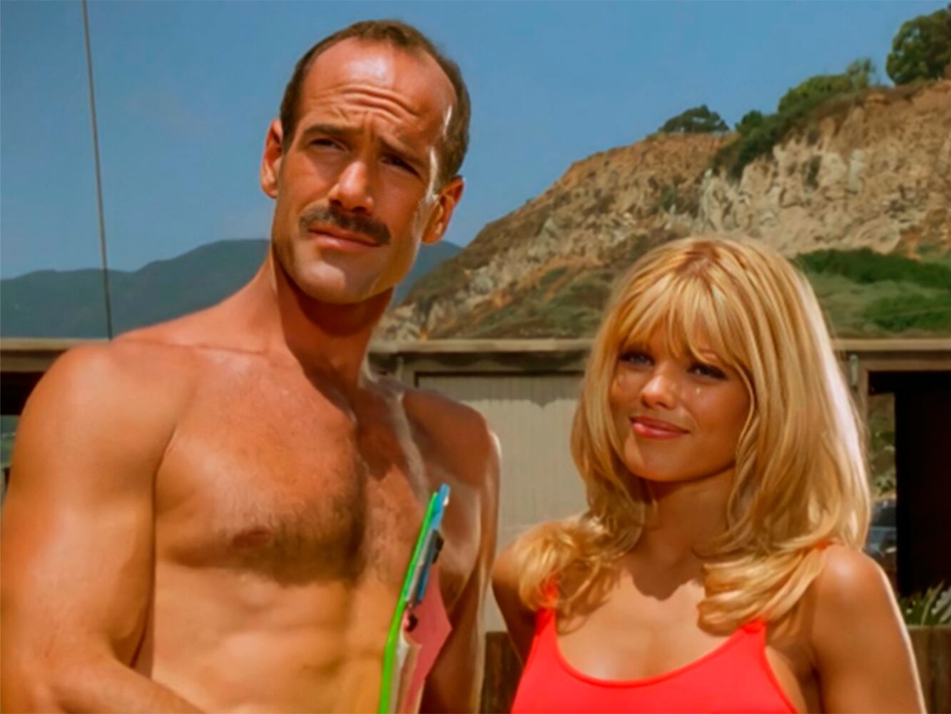 Michael Newman y Donna D'Errico en una escena de Baywatch