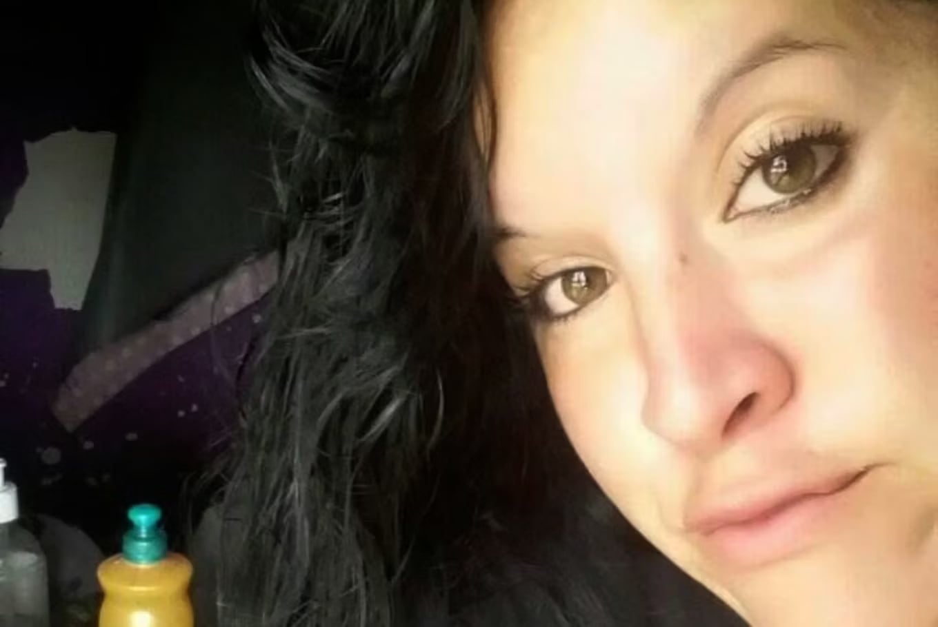 Una joven fue asesinada a puñaladas por su expareja, que tenía una causa por violencia de genéro