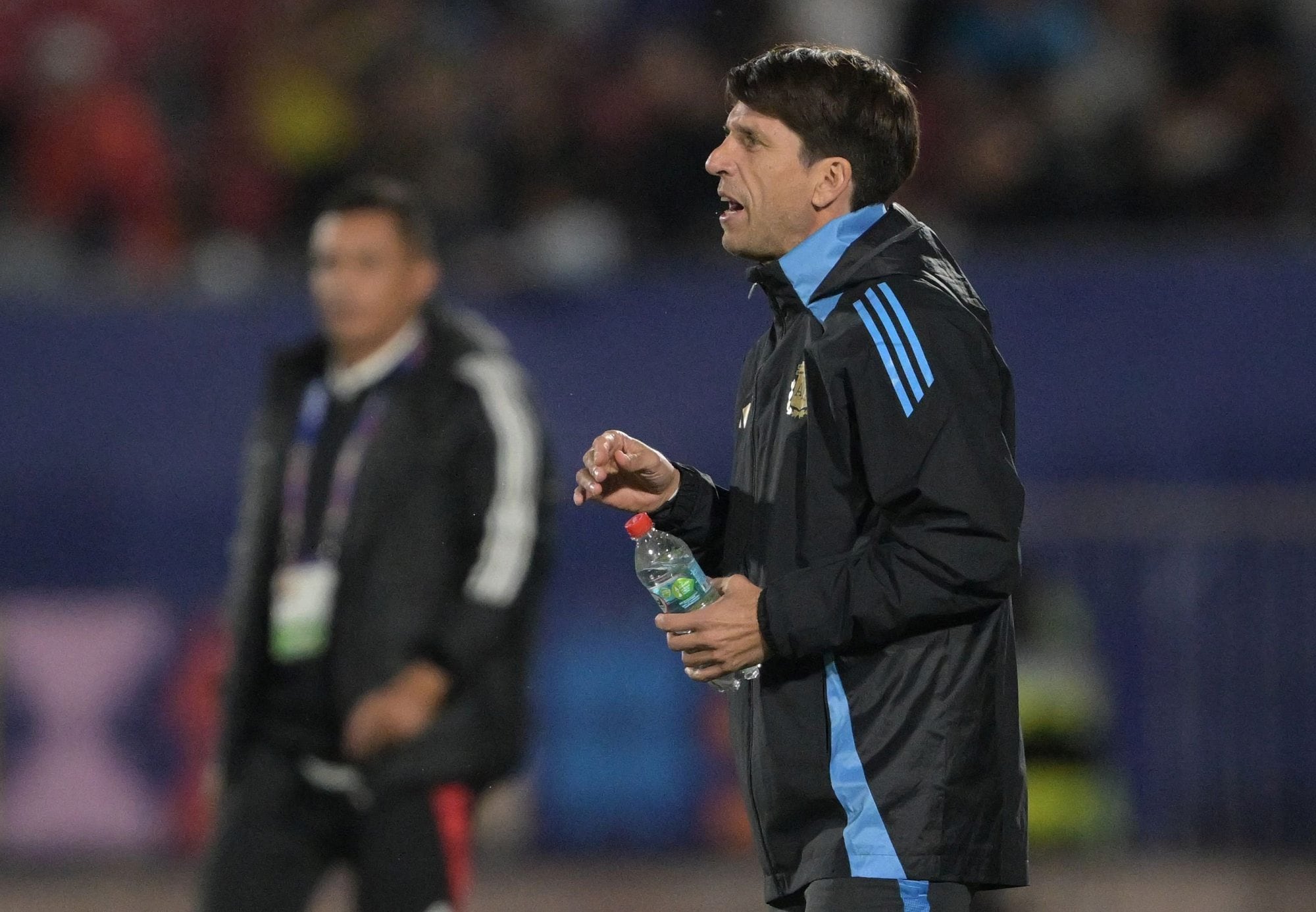 Diego Placente dando indicaciones durante el partido ante Colombia