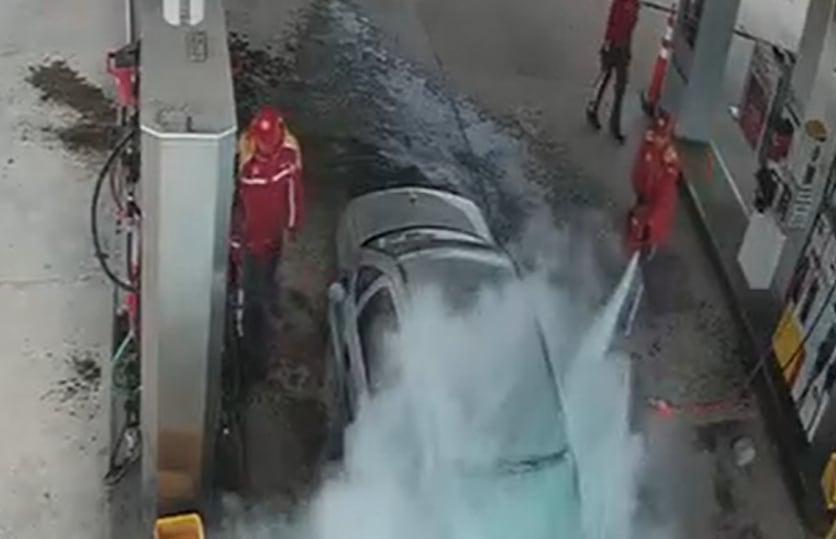 Un playero activó un matafuegos y lo roció sobre la zona alcanzada por el combustible