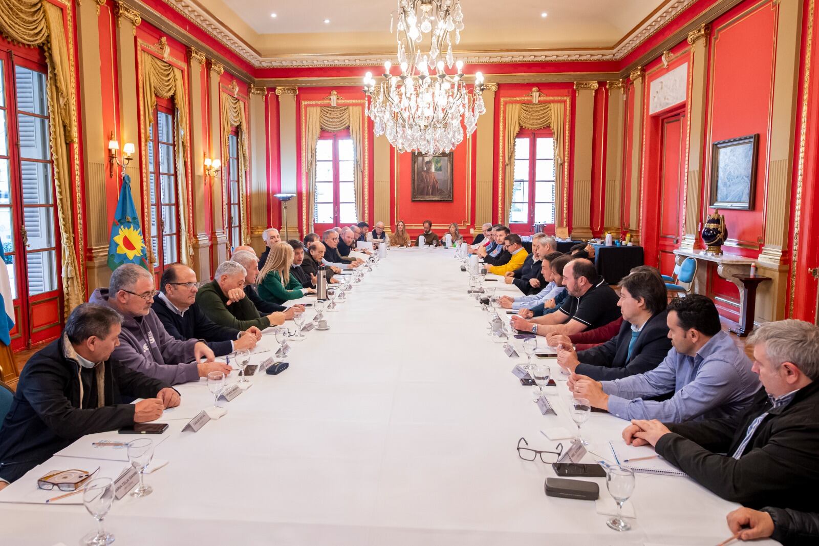 Kicillof junto con intendentes peronistas que integran su Movimiento Derecho al Futuro