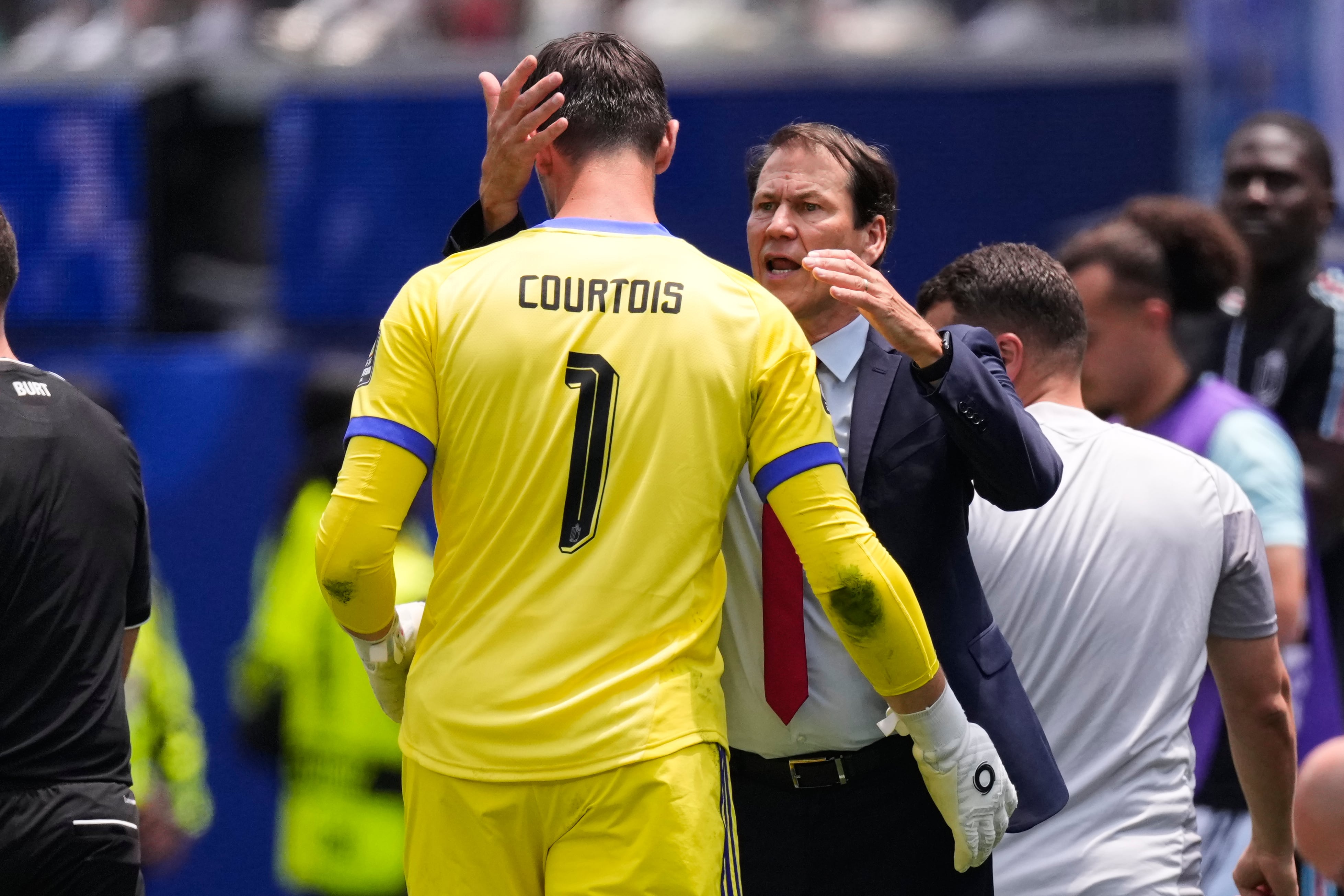 Courtois abandona la cancha y recibe un abrazo del entrenador Rudi García; según el arquero, el DT fue de la idea de tener a alguien al 100% para estar en la cancha.