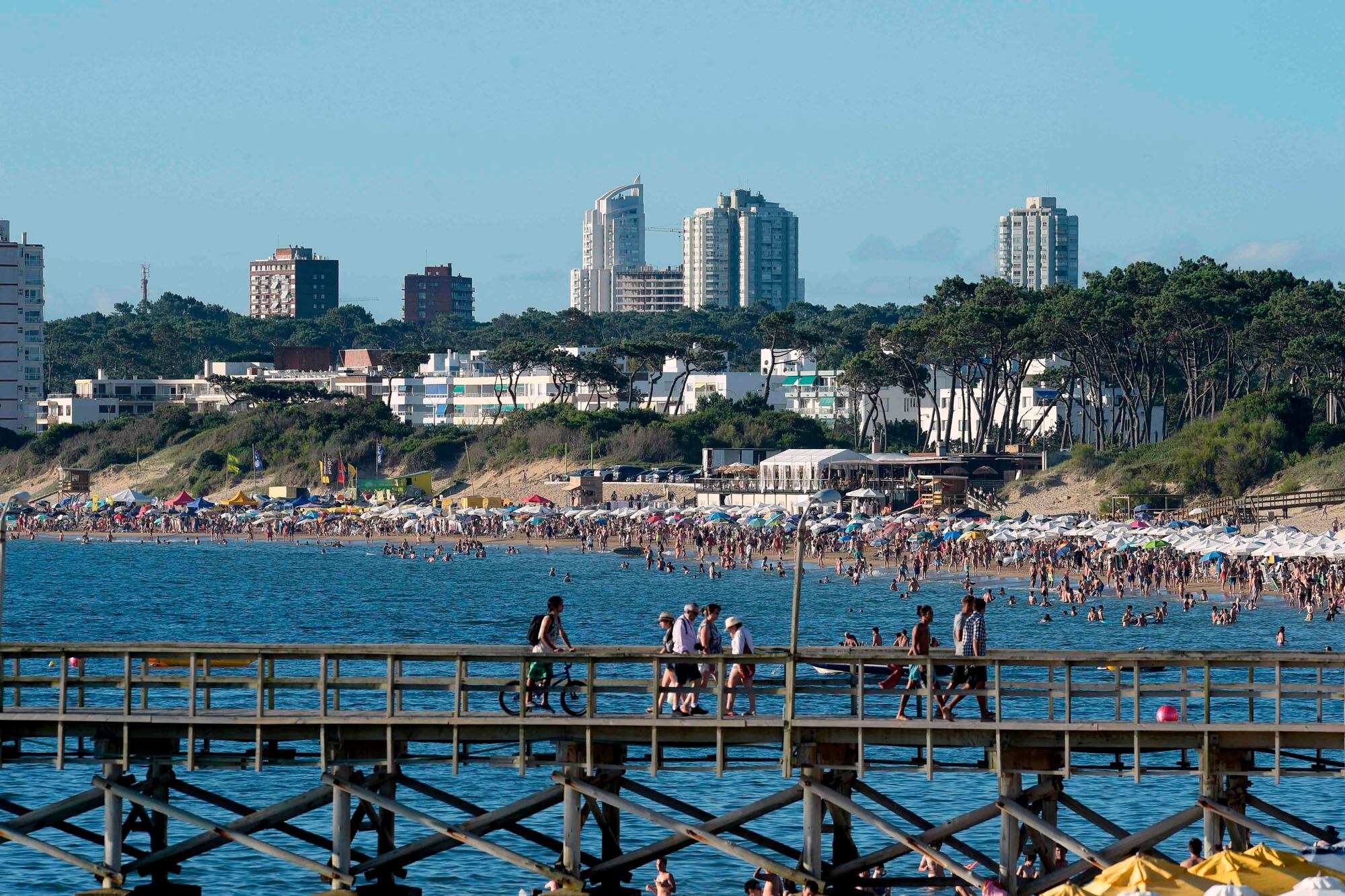 Este verano, más de 500.000 turistas viajaron desde la Argentina a Punta del Este